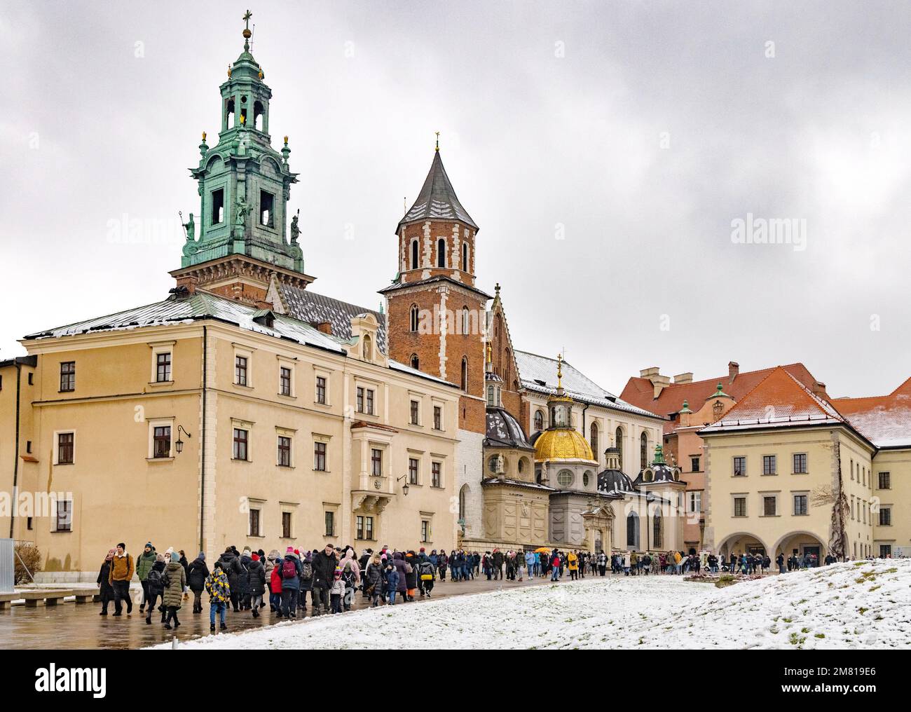 Extérieur du château Wavel de Cracovie - visiteurs au château Wavel dans la neige d'hiver, vieille ville de Cracovie, Cracovie Pologne Europe Banque D'Images