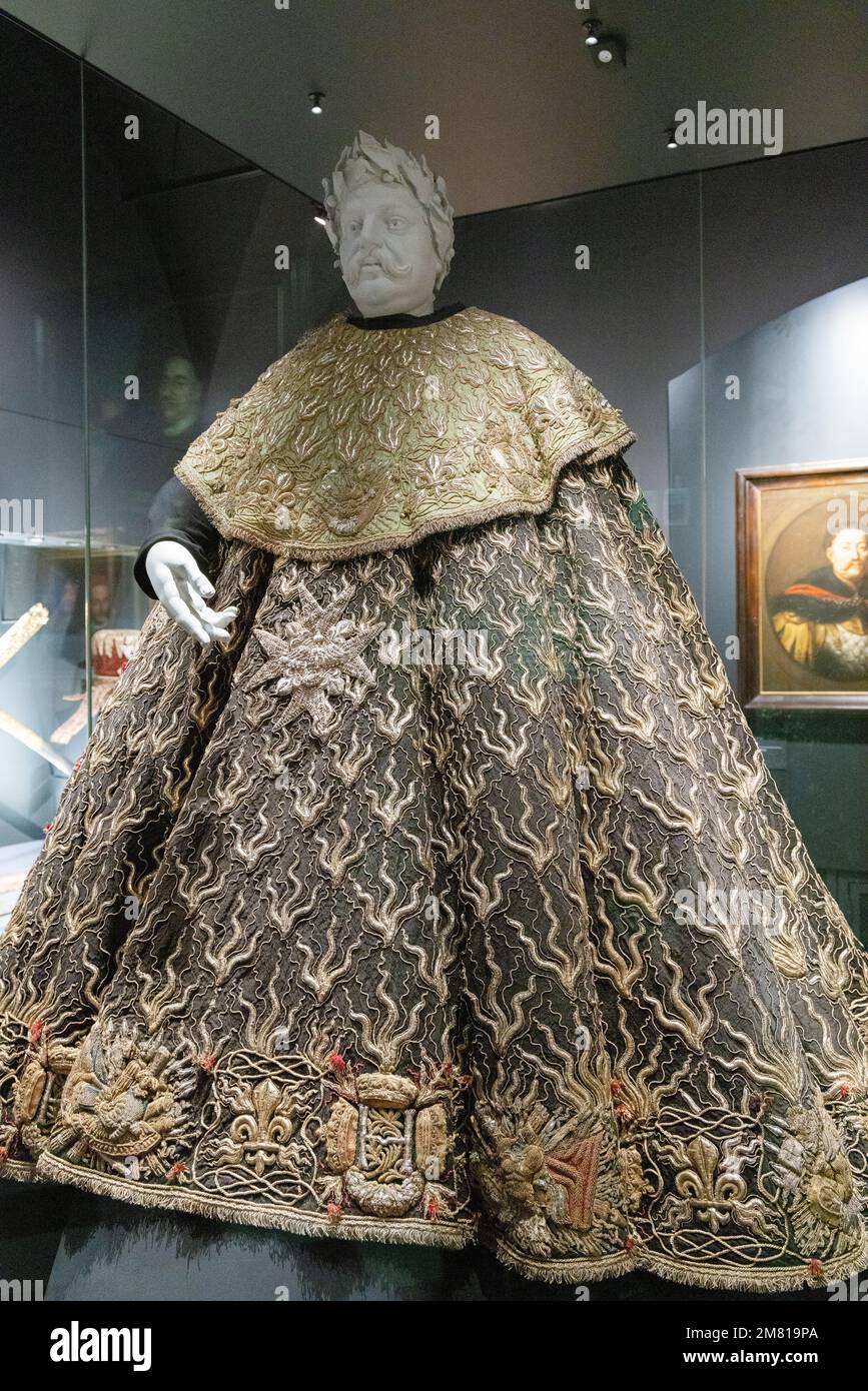 Manteau médiéval de l'ordre du Saint-Esprit appartenant au roi Jean III Sobieski de Pologne au 17th siècle. Musée du château de Wawel, Cracovie, Pologne Banque D'Images