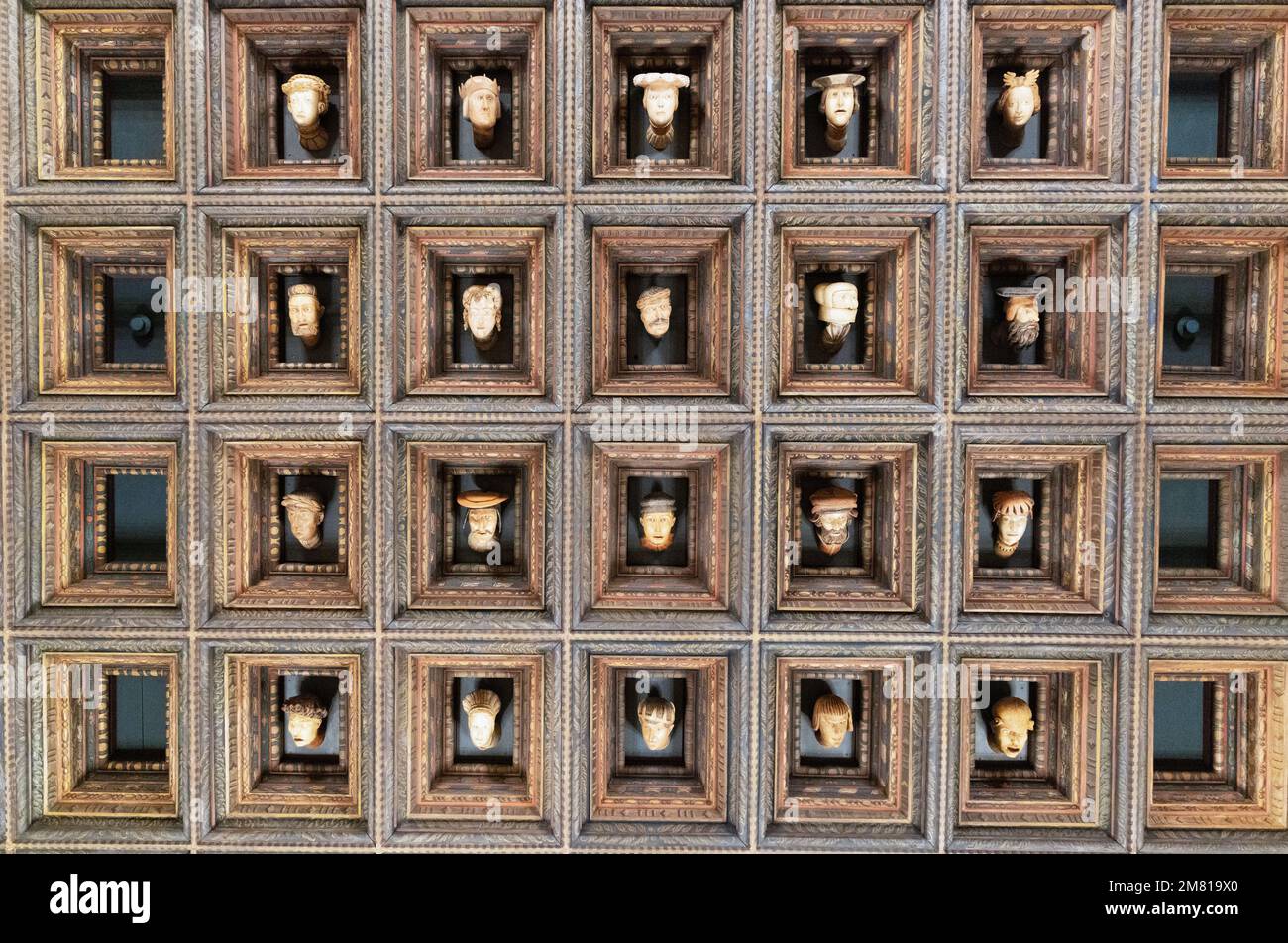 Quelques-unes des trente têtes sculptées sur le plafond cercueil de la salle Enveles, intérieur du château de Wawel, 15th siècle; vieille ville de Cracovie, Cracovie Pologne Europe Banque D'Images