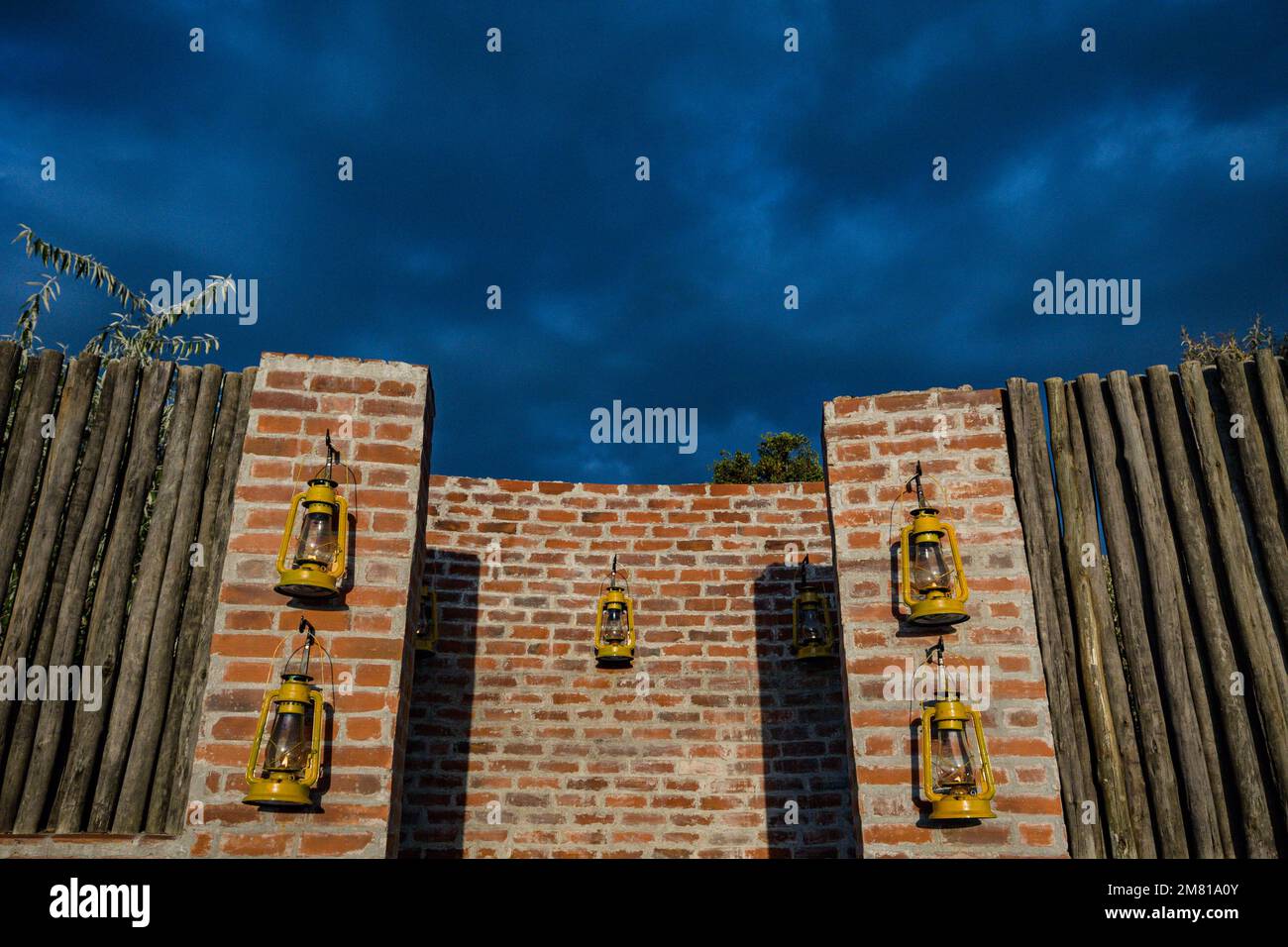 Kenyan images de mariage photos mise en place Rigs Accessoires Détails nourriture robe de mariée robes couple mariée anneaux chaussures à l'extérieur à l'intérieur sauvage bushepic Banque D'Images