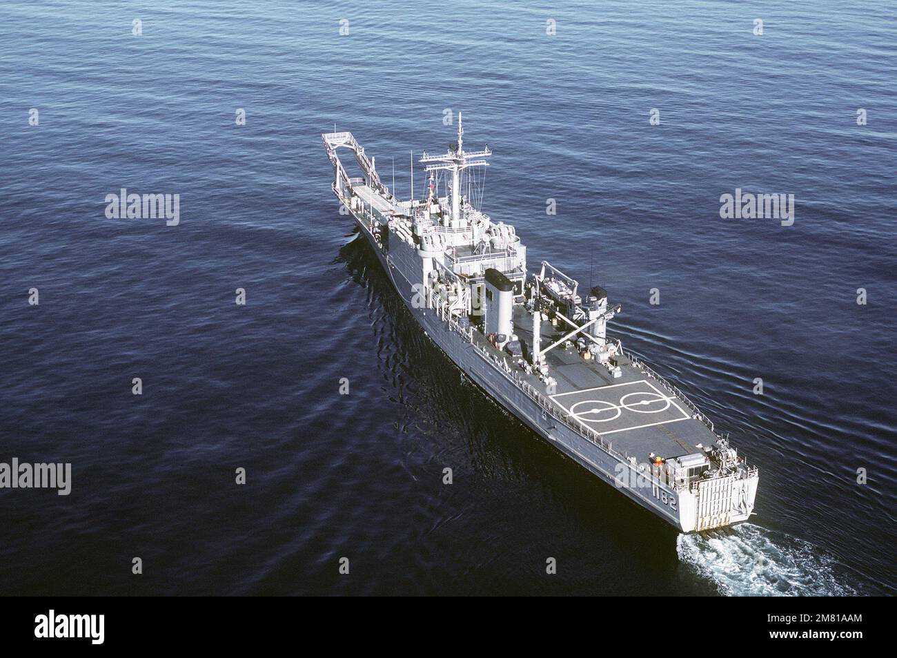 Vue aérienne du quartier portuaire du navire-citerne de classe Newport USS FRESNO (LST-1182) en cours. Pays : Océan Pacifique (POC) Banque D'Images