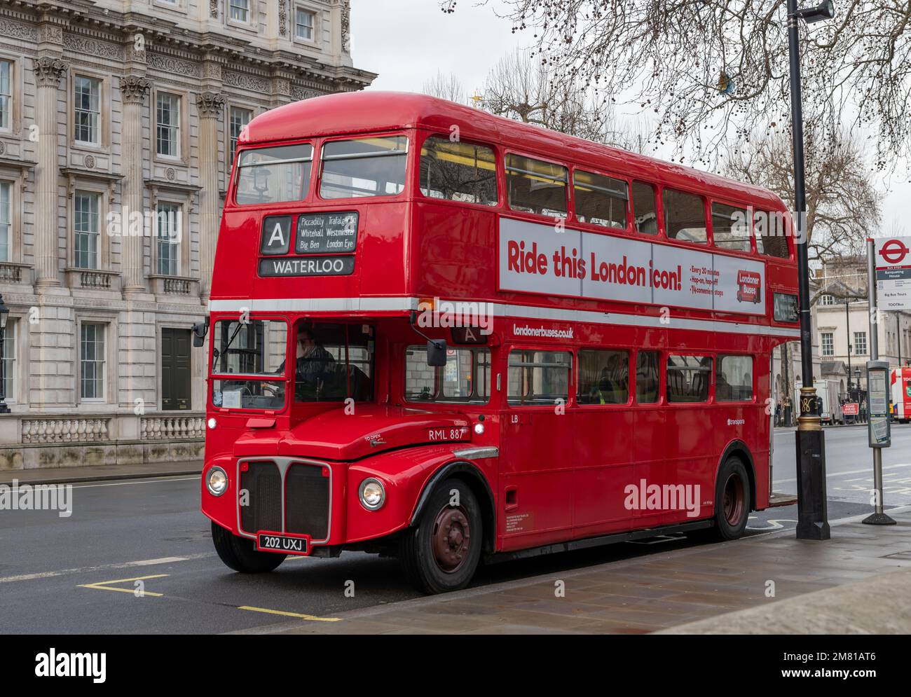 Londres. ROYAUME-UNI- 01.08.2023. Vue de face d'un ancien bus Routemaster double docker qui sert maintenant de trajet pour les touristes. Banque D'Images