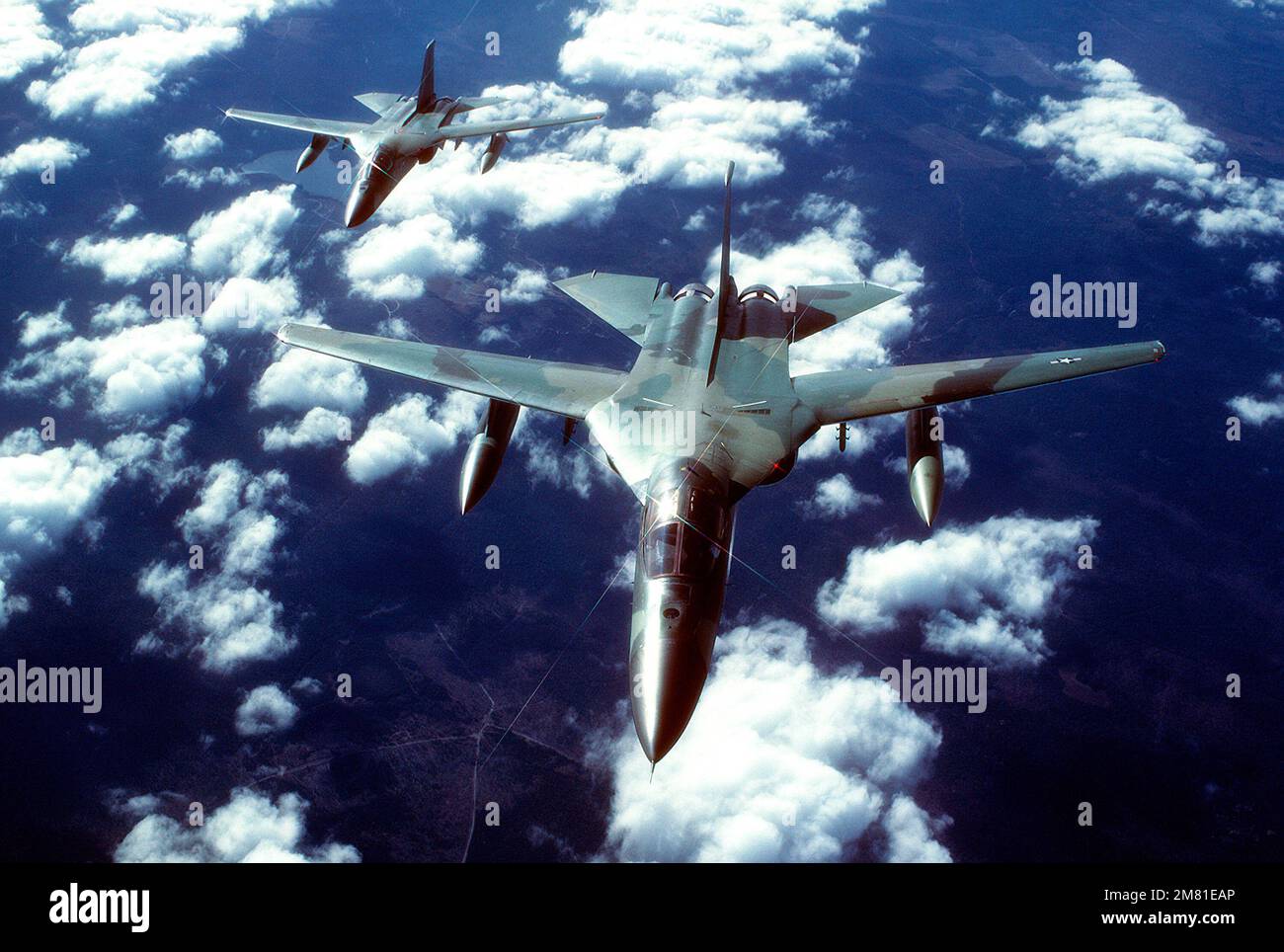 Vue aérienne avant air-air de deux avions FB-111 en formation. Pays : inconnu Banque D'Images