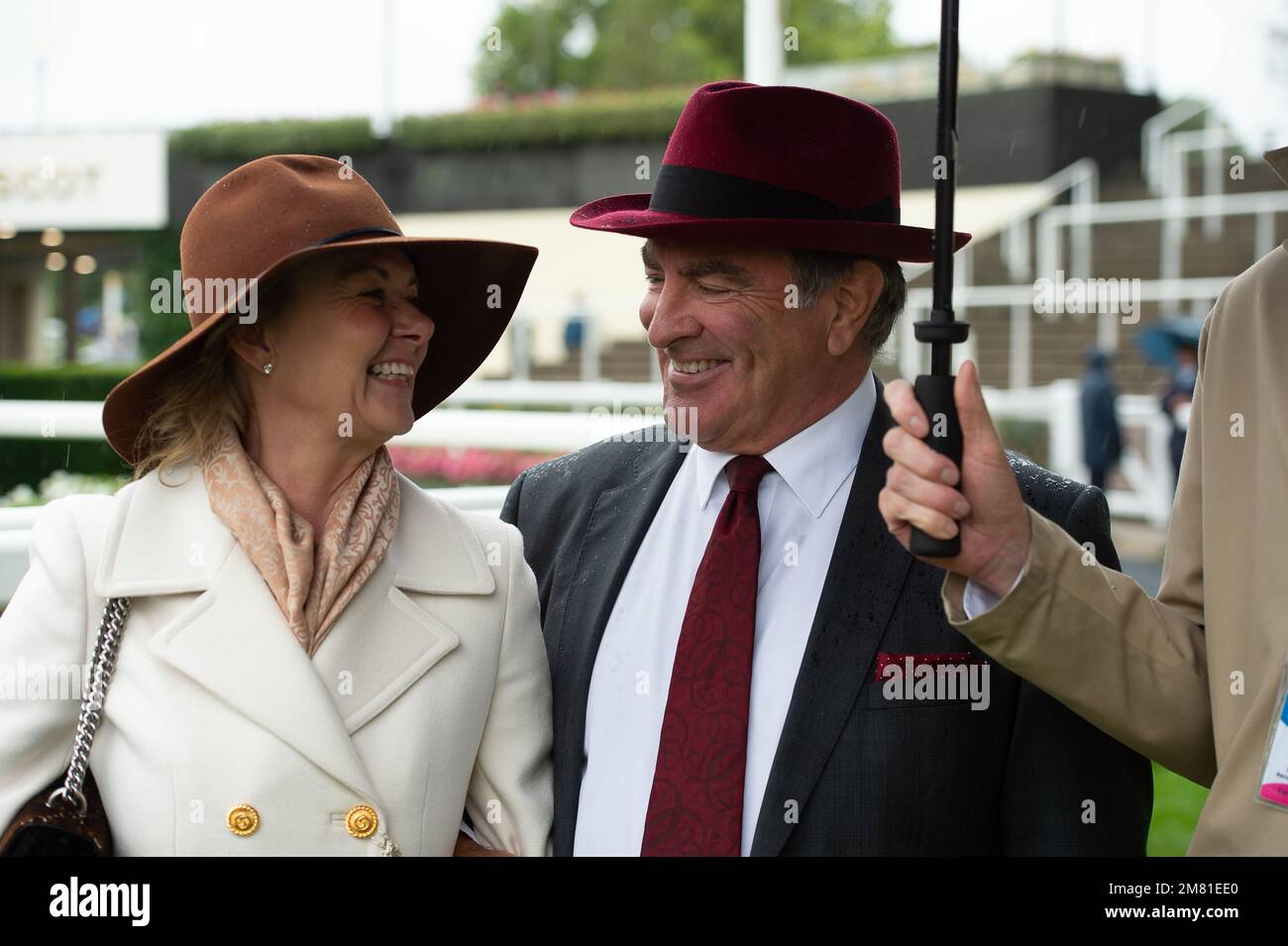 Ascot, Berkshire, Royaume-Uni. 2nd octobre 2021. Courses hippiques au week-end des courses d'automne et au festival de la bière Ascot. Le philanthrope et investisseur Mike Clare (à droite) avec sa nouvelle femme Julie Clare. Crédit: Maureen McLean/AlamyCredit: Maureen McLean/Alamy Banque D'Images