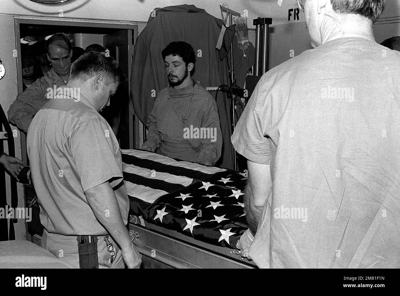 La caisse à motif drapeau de LT. Mark Adam Lange est préparé pour le transport à partir du porte-avions USS JOHN F. KENNEDY (CV-67) après identification et examen du corps. LT. Lange a été tué par une balle dans son Avion A-6 lors d'un raid de bombardement sur le Liban. Pays: Mer méditerranée (MED) Banque D'Images