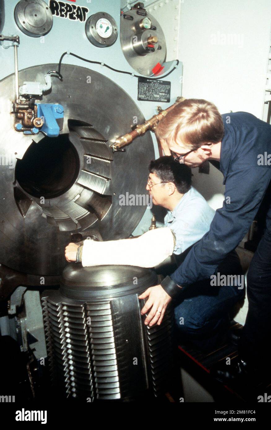 GUNNER's Mate 2nd Class (GMG2) Bill Owens explique le fonctionnement des canons de 16 pouces sur le navire USS NEW JERSEY (BB 62) pour réserver GMG2 Antonio Sandoval. Sandoval sert à bord du NEW JERSEY pour une période d'entraînement actif (ACDOTRA). Base: USS New Jersey (BB 62) pays: Méditerranée (MED) Banque D'Images