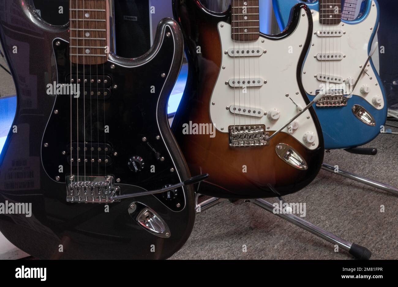 Lafayette - Circa décembre 2022: Fender Stratocaster guitare exposition dans un magasin de musique. Les strates sont mondialement connues pour leur son propre et original. Banque D'Images