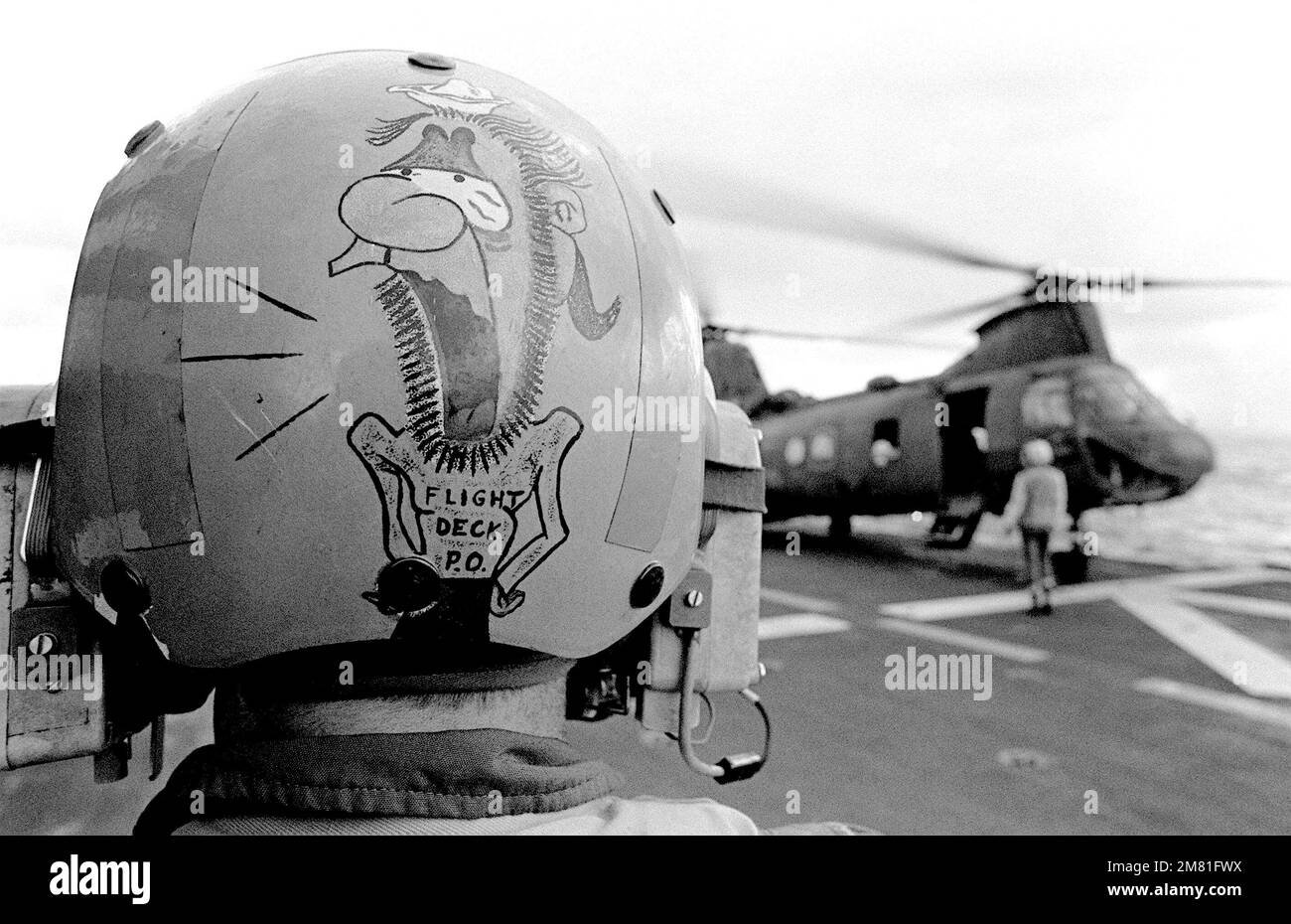 Une vue de l'arrière d'un casque de crewman de plate-forme de vol montrant un dessin animé, comme un hélicoptère CH-46 Sea Knight décollage de l'avion d'assaut amphibie USS GUAM (LPH 9), pendant les opérations au large de la côte de Beyrouth, Liban. Base: USS Guam (LPH 9) pays: Méditerranée (MED) Banque D'Images