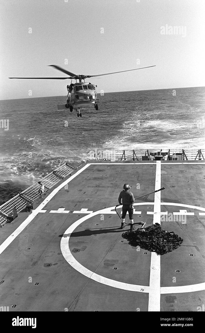 Le premier hélicoptère 60B Seahawk de la Marine, Mark III LAMPS (Light Airborne Multi-Purpose System), s'approche du pont de vol de la frégate de missile guidé USS CROMMELIN (FFG 37), pour ramasser un filet de cargaison. L'hélicoptère subit le pont de vol l. pays : Océan Pacifique (POC) Banque D'Images