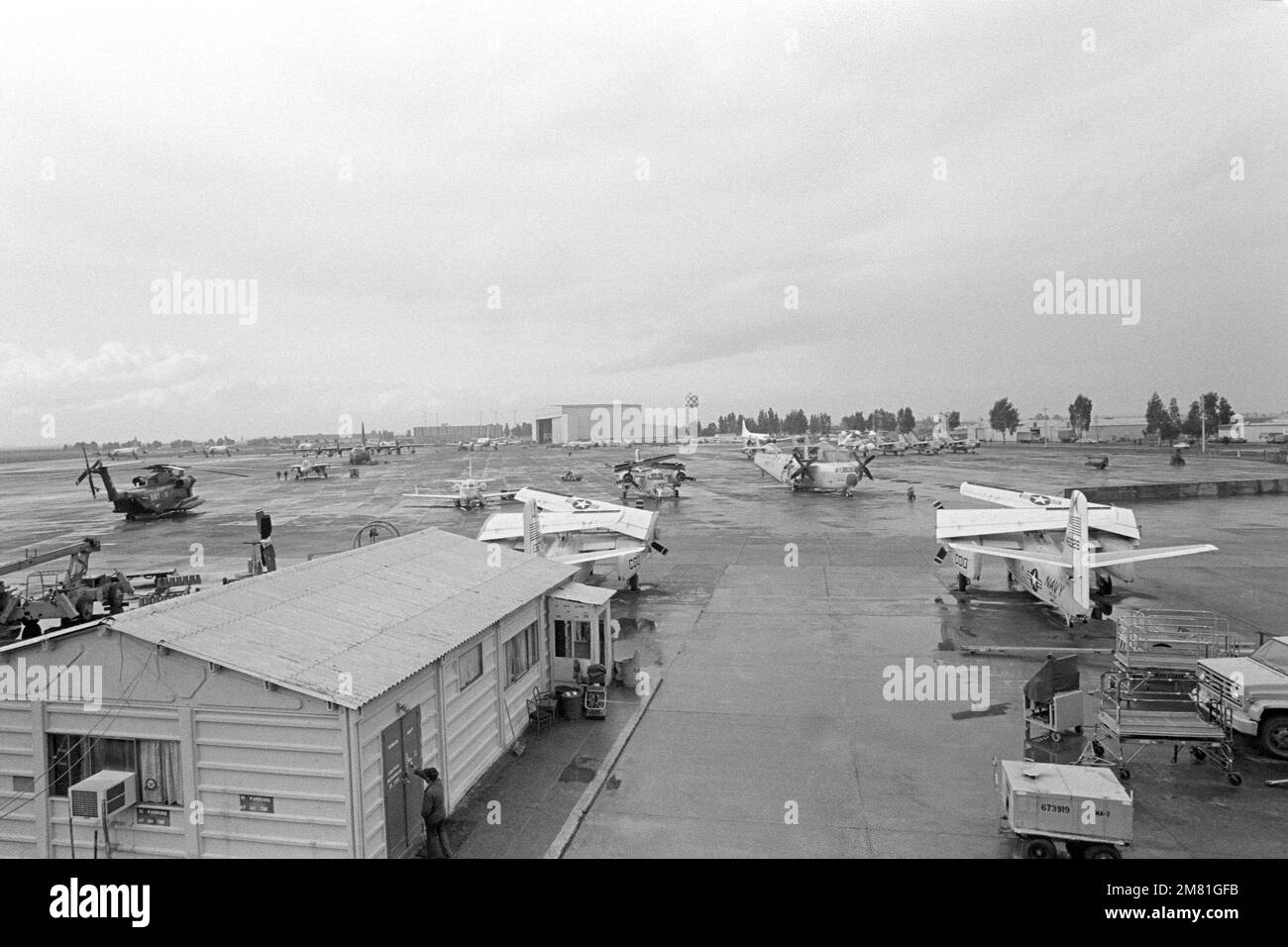Vue de divers aéronefs sur le tablier de piste de l'installation navale. Base: Naval Air Station, Sigonella État: Sicile pays: Italie (ITA) Banque D'Images