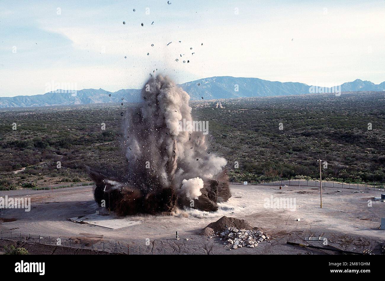 Une vue aérienne d'un silo de missiles Titan II qui est soufflé par des experts en démolition conformément au Traité sur la limitation des armements stratégiques (SALT II). Objet opération/série : BASE SALT II : base aérienne de Davis-Monthan État : Arizona (AZ) pays : États-Unis d'Amérique (USA) Banque D'Images