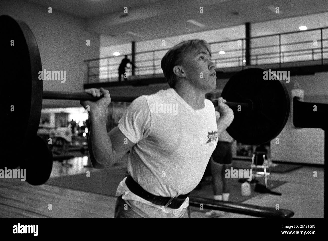 Michael carter squat soulève 135 livres lors du premier concours annuel d'haltérophilie qui a eu lieu au gymnase de la base. Base: Brooks Air Force base État: Texas (TX) pays: États-Unis d'Amérique (USA) Banque D'Images