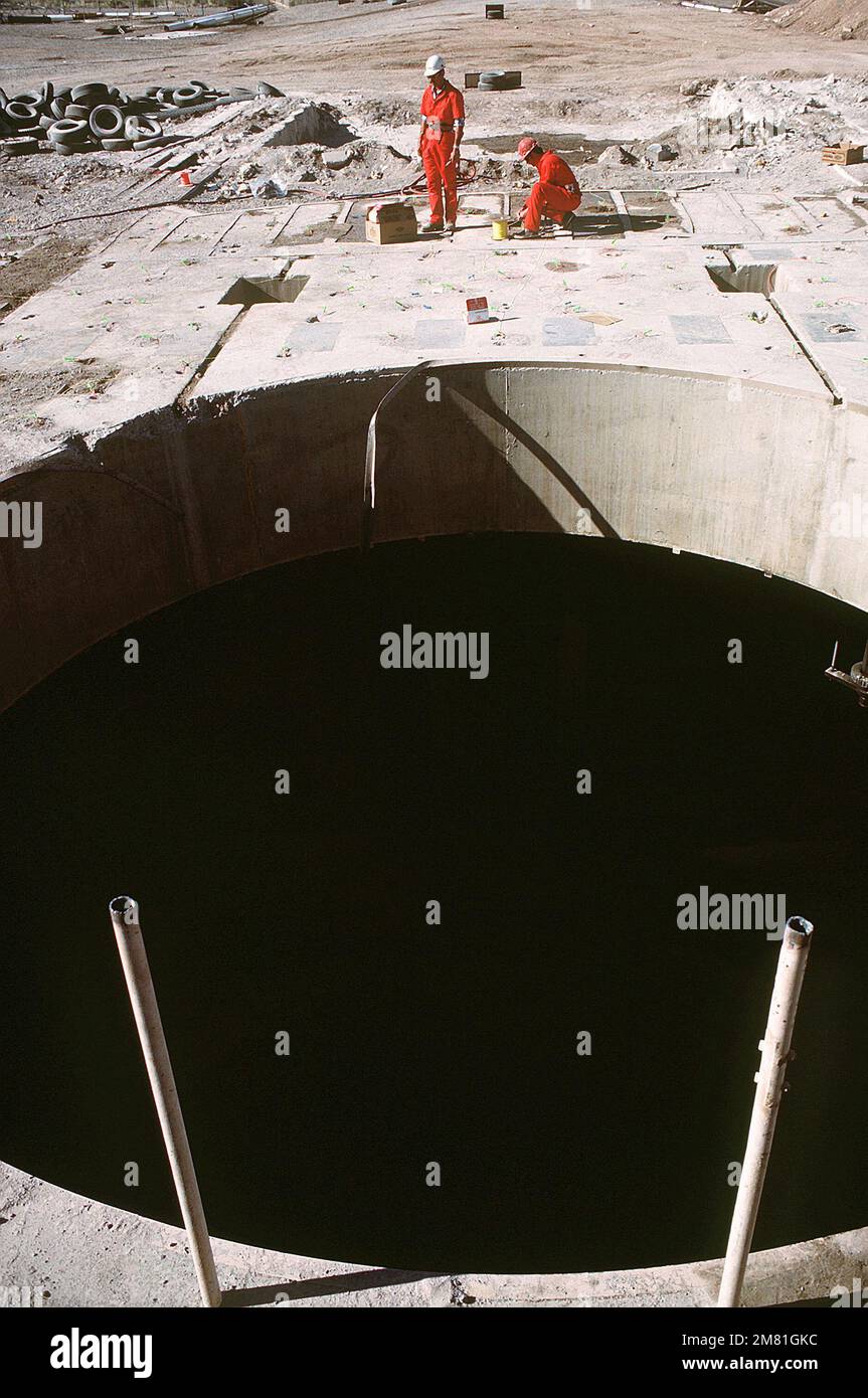 Les experts en démolition préparent des engins explosifs autour d'un silo de missiles Titan II en vue de leur destruction conformément au Traité sur la limitation des armements stratégiques (SALT II). Objet opération/série : BASE SALT II : base aérienne de Davis-Monthan État : Arizona (AZ) pays : États-Unis d'Amérique (USA) Banque D'Images