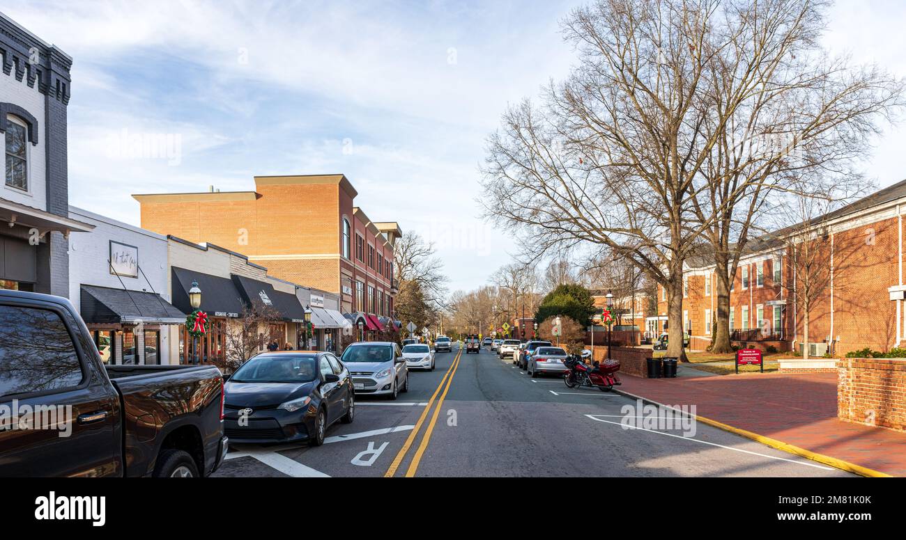 ELON, CAROLINE DU NORD, USA-2 JANVIER 2023: Vue grand angle de la rue principale à Elon, avec des entreprises d'un côté et l'Université de l'autre. Banque D'Images