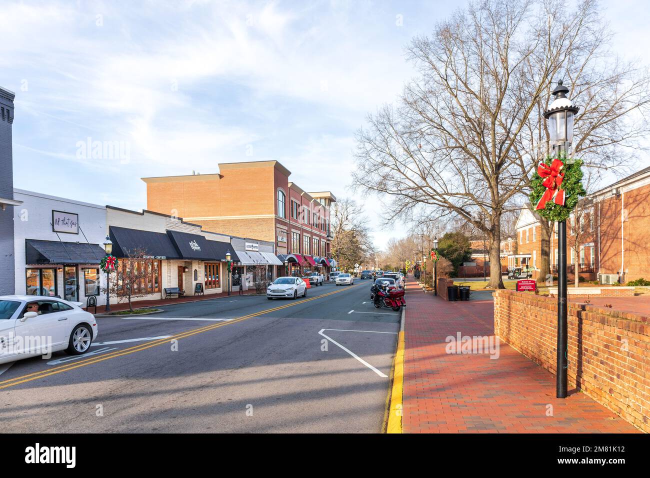 ELON, CAROLINE DU NORD, USA-2 JANVIER 2023: Vue grand angle de la rue principale à Elon, avec des entreprises d'un côté et l'Université de l'autre. Banque D'Images