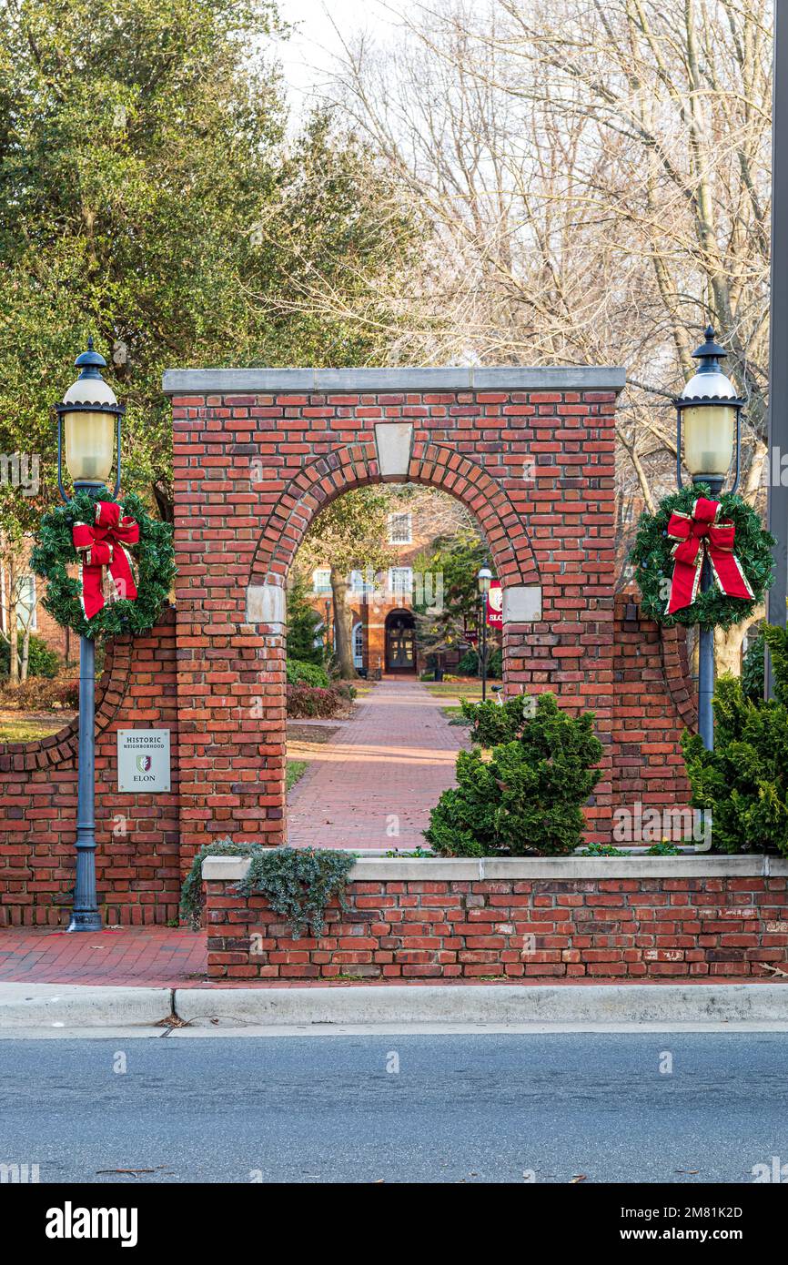ELON, CAROLINE DU NORD, USA-2 JANVIER 2023 : chemin de briques dans le campus de l'université d'Elon, avec des couronnes de vacances de chaque côté. Banque D'Images