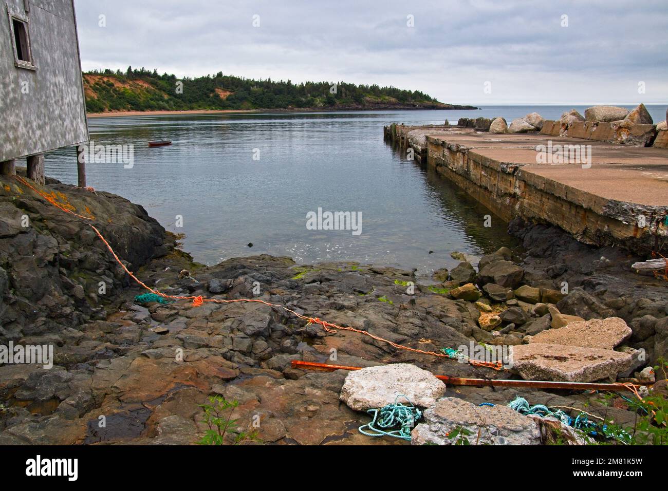 Une rampe et un quai pour bateaux délabrés à Sandy Cove, en Nouvelle-Écosse. Banque D'Images