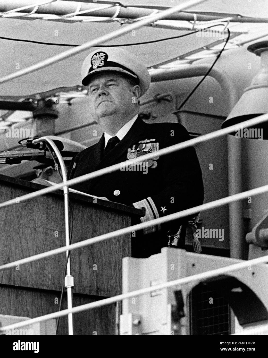 Le contre-amiral Wayne E. Meyer, commandant adjoint des systèmes d'armes et de systèmes de combat de la mer navale, parle lors de la cérémonie de mise en service du navire pour la frégate de missile guidée USS HALYBURTON (FFG 40). Base: Seattle État: Washington (WA) pays: Etats-Unis d'Amérique (USA) Banque D'Images