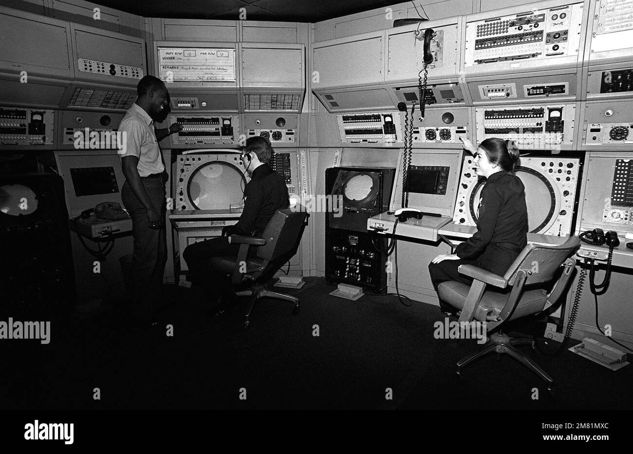 Radar naval Banque d'images noir et blanc - Alamy