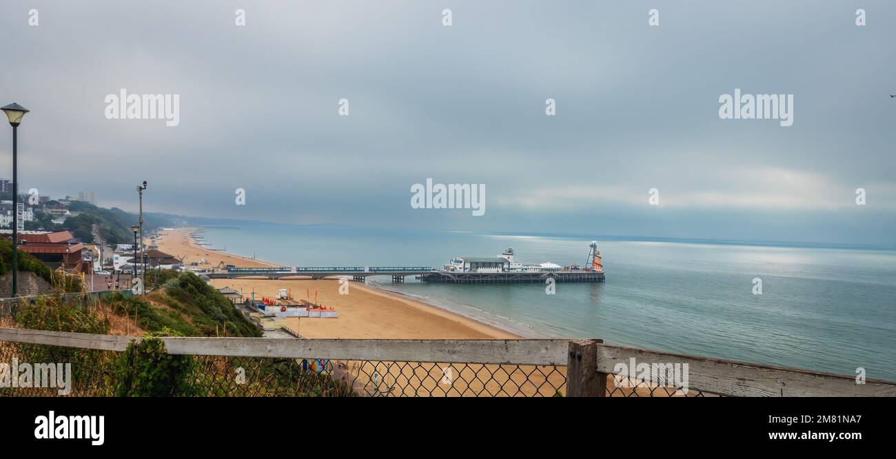 Vue sur la plage et la jetée de Bournemouth Dorset UK au lever du soleil. Banque D'Images