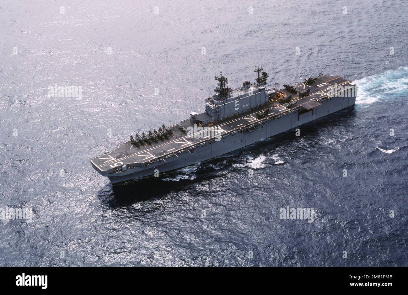 Vue aérienne de l'avant-port du navire d'assaut amphibie USS PELIU (LHA 5) en cours au large de l'île Peliu. Pays : Océan Pacifique (POC) Banque D'Images