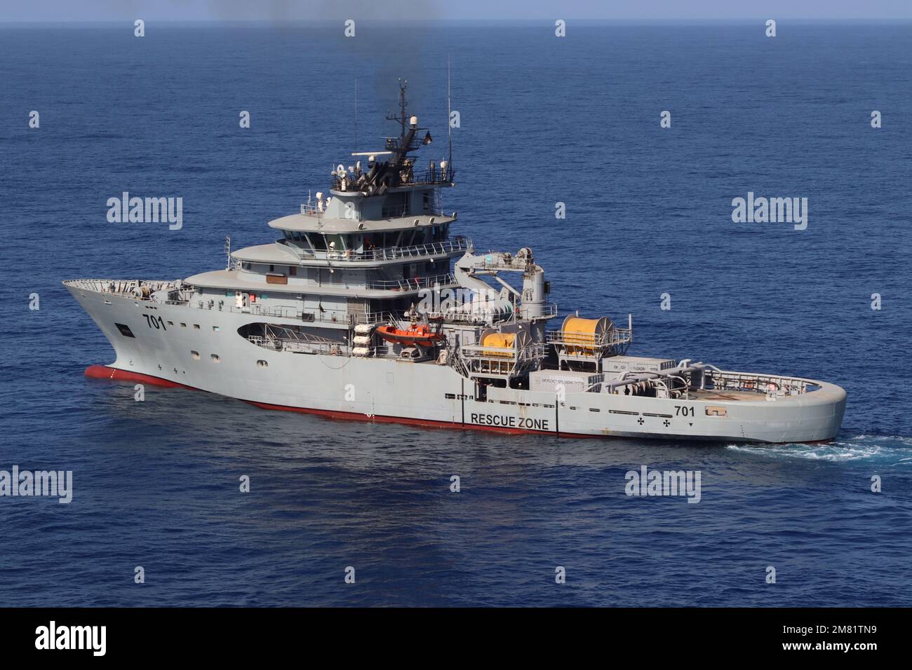 Après avoir réussi à transférer 23 migrants du navire de transport Aurora P&O pour le rapatriement, le navire naval algérien Al-Munjid navigue pour Alger. Banque D'Images