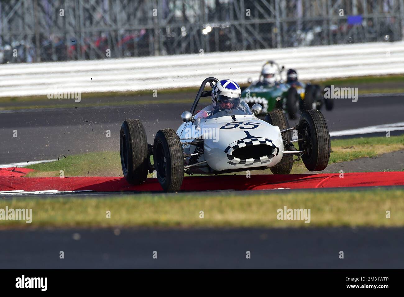 Volant au-dessus de la bordure d'une roue dans les airs, John Chisholm, Gemini MK3A, Formule historique Junior, FJHRA, Formula Junior Historic Racing Association, Banque D'Images