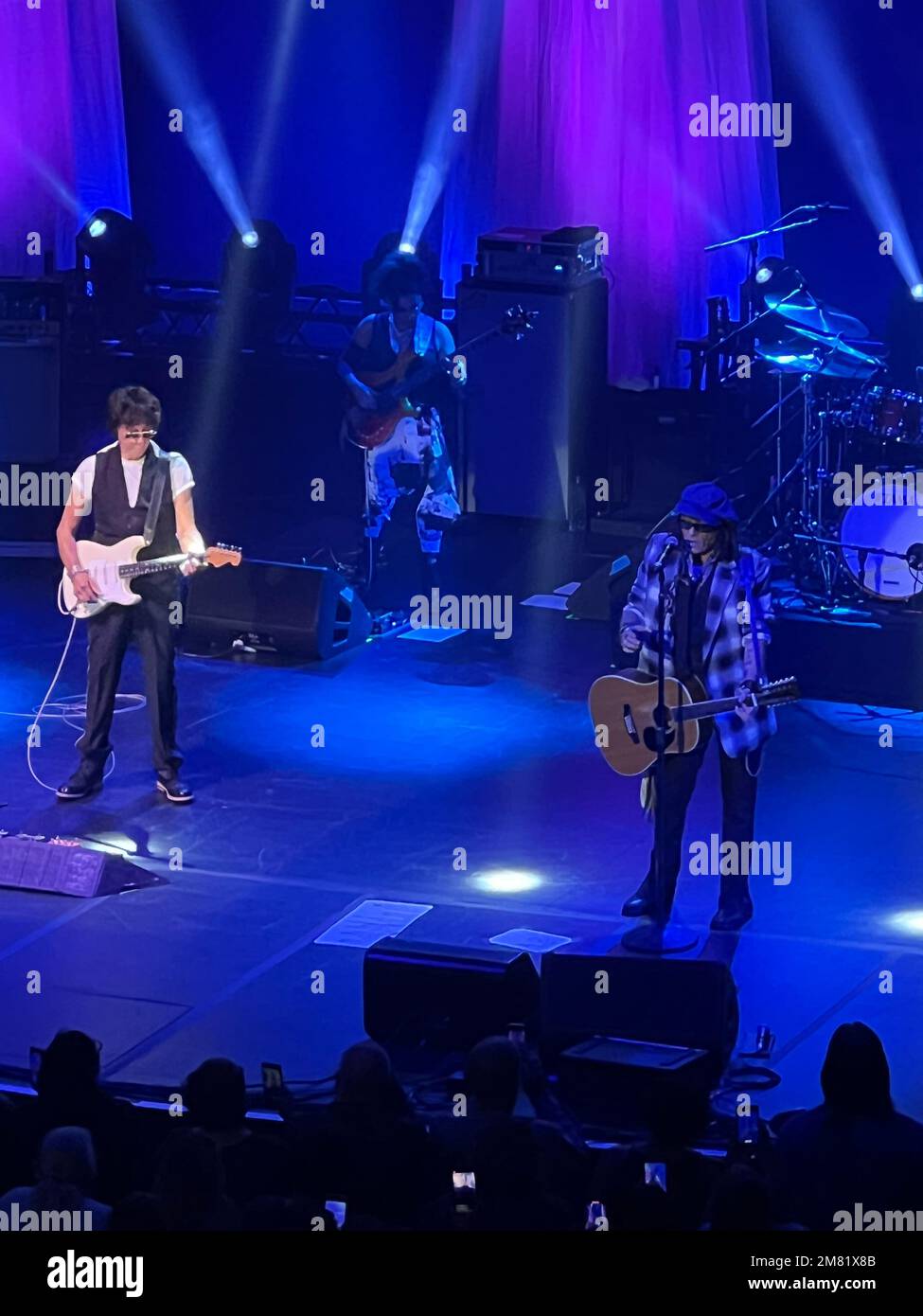 **PHOTO DE FICHIER** Jeff Beck est décédé à 78. Red Bank, NJ Oct 11: Johnny Depp et Jeff Beck se produit au Comte Basie Theatre dans le New Jersey sur 11 octobre 2022 Credit: mpi99/MediaPunch Banque D'Images