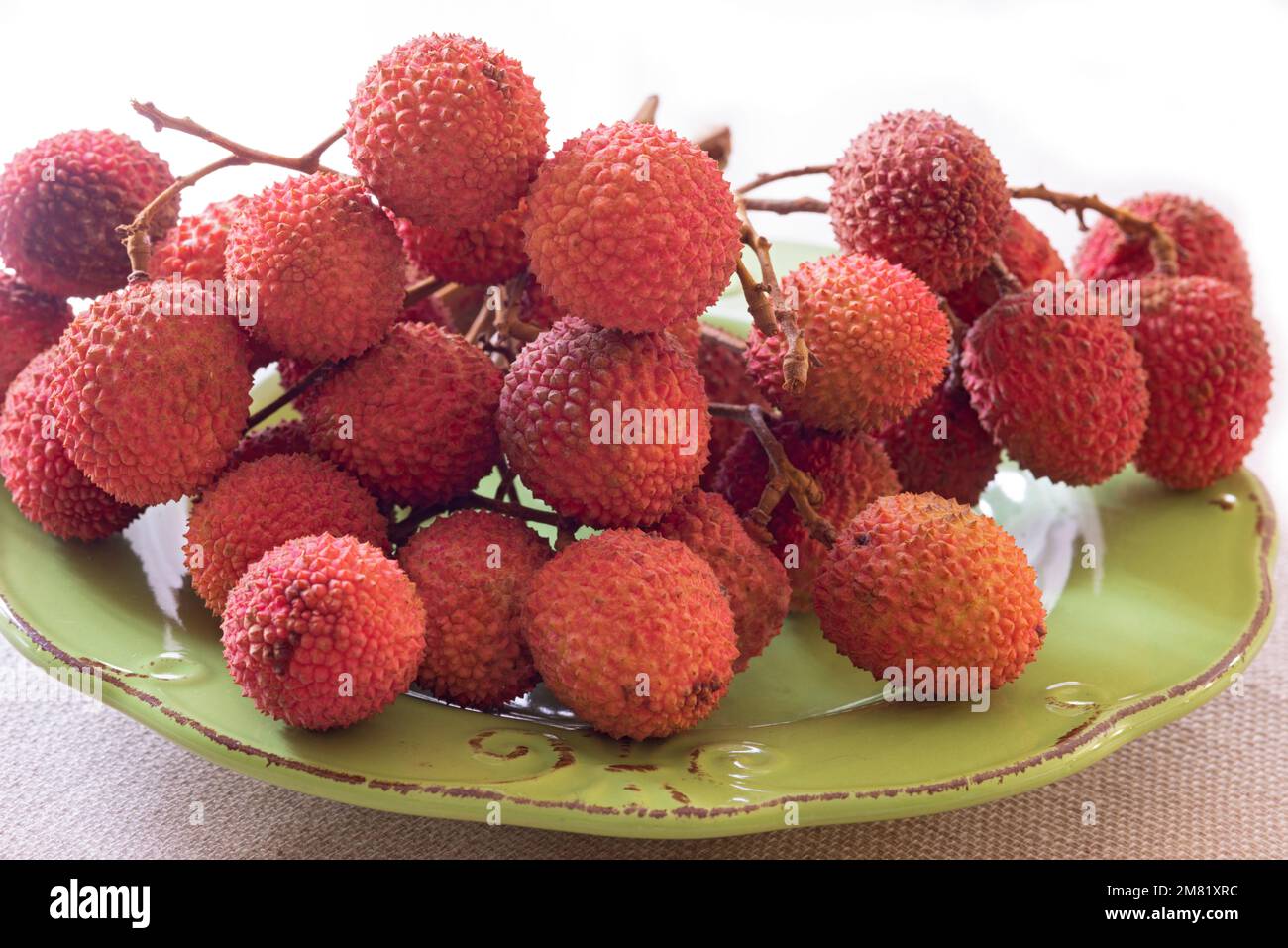 Lychees sur plaque en céramique Banque D'Images