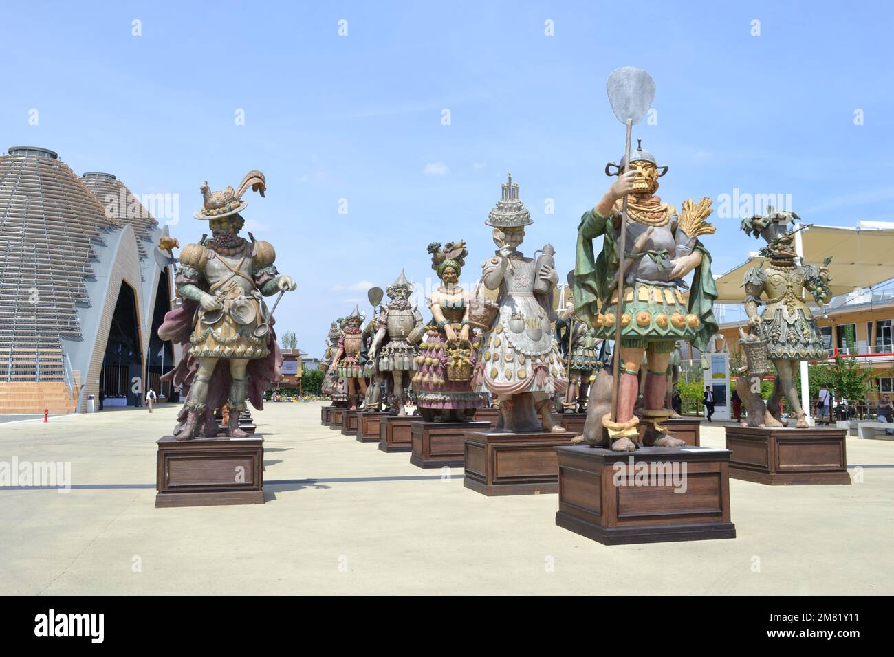 Statues des gens de l'alimentation par Dante Ferretti placé à l'entrée de l'Expo Milano 2015. Allégorie universelle des emplois créés pour nourrir les gens. Banque D'Images