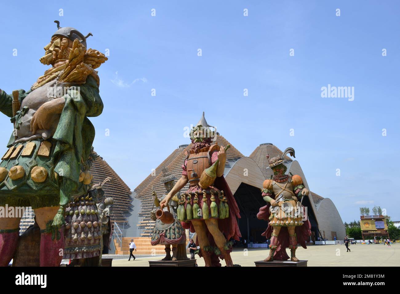 Statues des gens de l'alimentation par Dante Ferretti placé à l'entrée de l'Expo Milano 2015. Allégorie universelle des emplois créés pour nourrir les gens. Nourriture. Banque D'Images