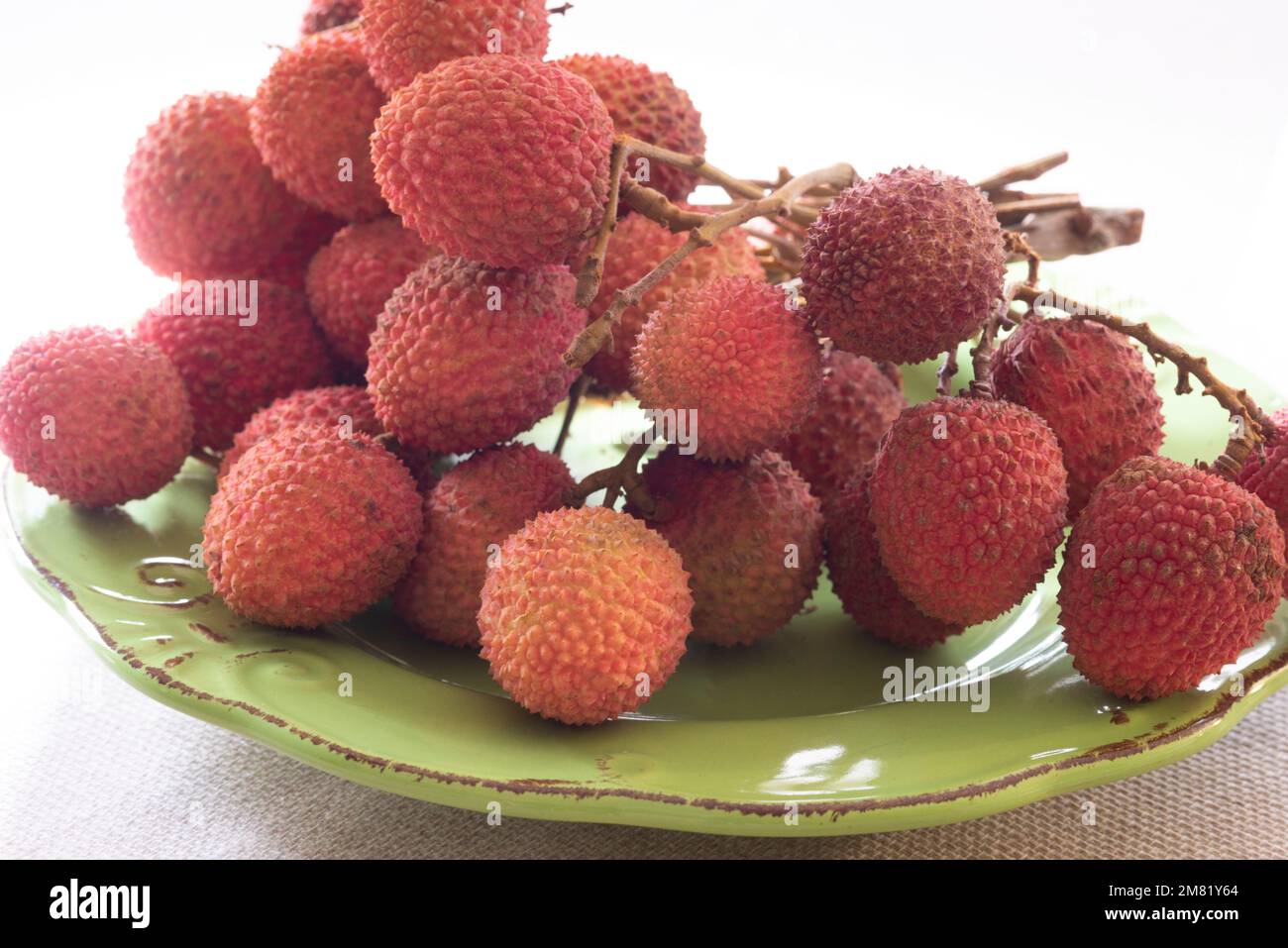 Lychees sur plaque en céramique Banque D'Images