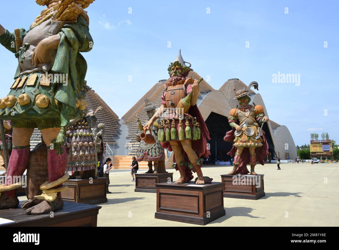 Statues des gens de l'alimentation par Dante Ferretti placé à l'entrée de l'Expo Milano 2015. Allégorie universelle des emplois créés pour nourrir les gens. Nourriture. Banque D'Images