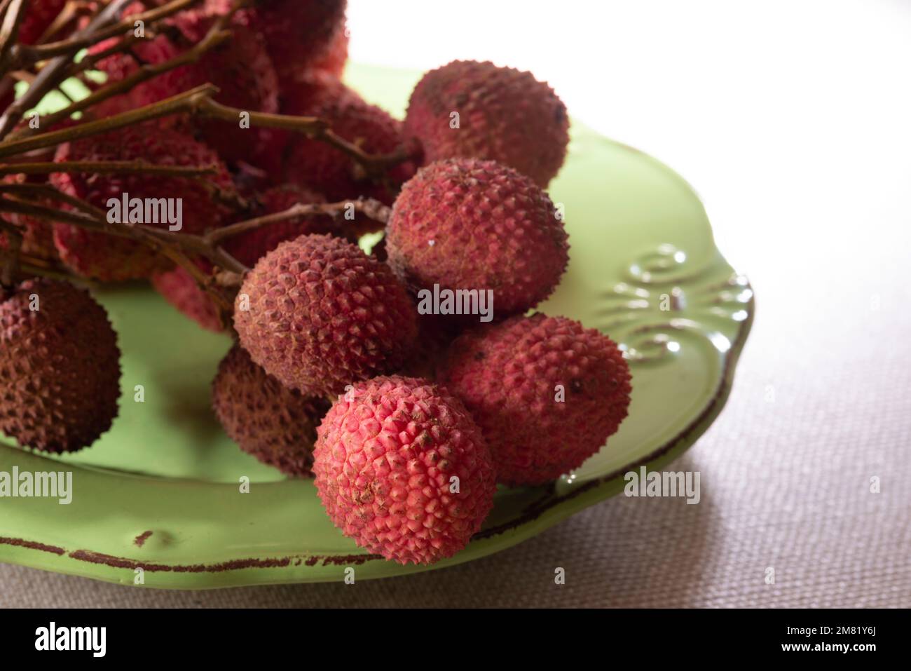 Lychees sur plaque en céramique Banque D'Images
