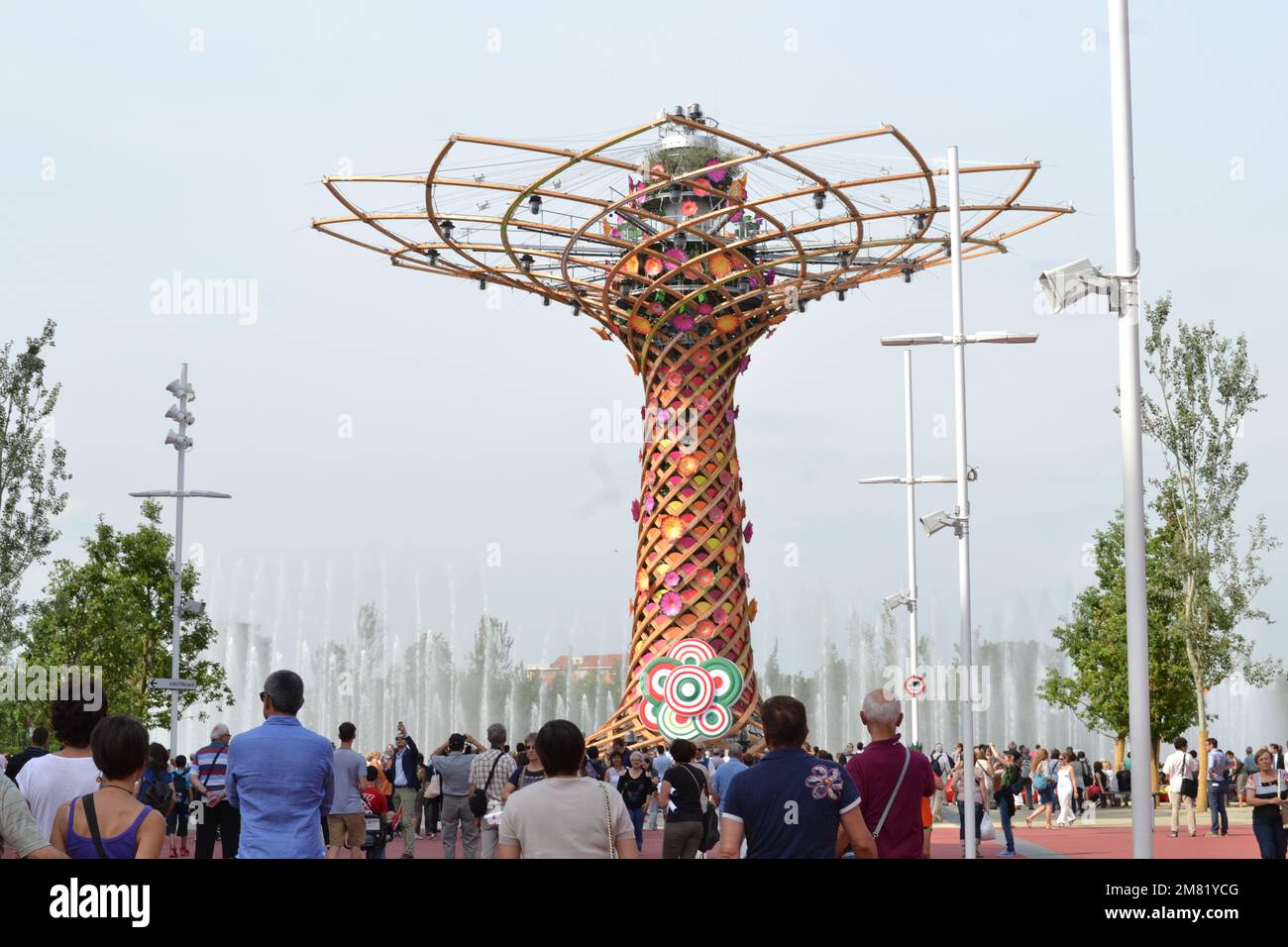 Vue panoramique sur la sculpture et la fontaine de l'arbre de la vie avec jets d'eau le jour ensoleillé. La foule de touristes regardant et écoutant le spectacle de l'arbre. Banque D'Images