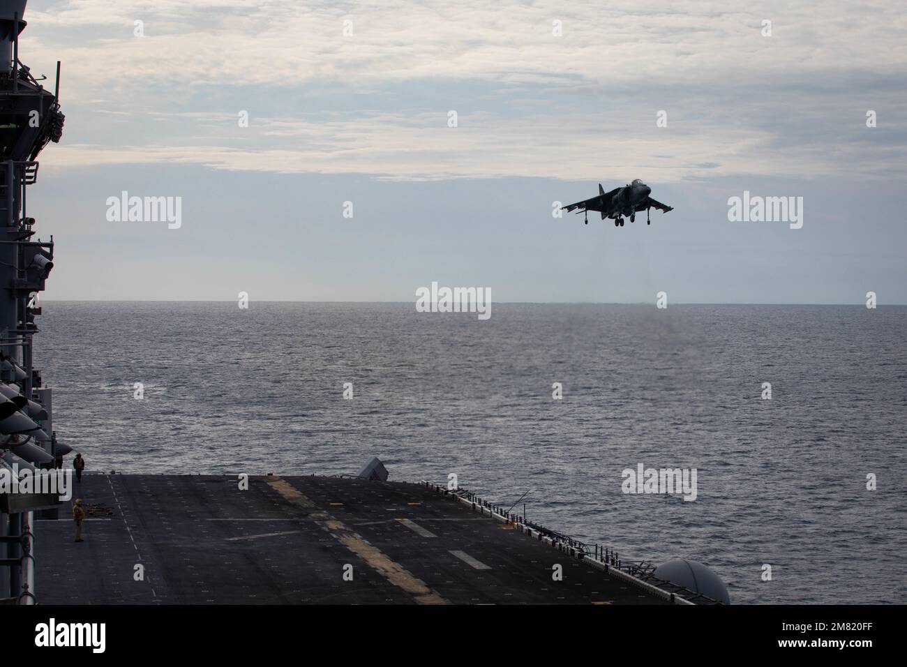 221205-N-HK187-1102 OCÉAN ATLANTIQUE (le 6 décembre 2022) un Harrier AV-8B, attaché à l'escadron d'attaque maritime 231, atterrit sur le pont de vol du navire d'assaut amphibie de classe Wasp USS Kearsarge (LHD 3) le 6 décembre 2022. Kearsarge est en cours de réalisation dans l'océan Atlantique des essais du LCAC 100 et des qualifications de vol. (É.-U. Photo de la marine par le Spécialiste des communications de masse 2nd classe Mark O. Klimenko) Banque D'Images