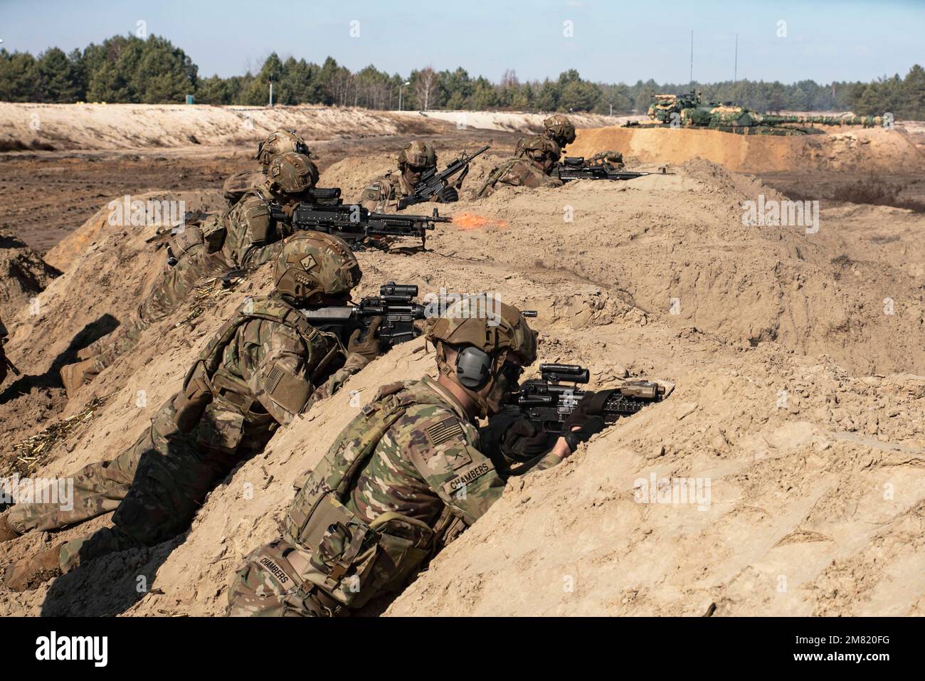 ÉTATS-UNIS Les parachutistes affectés à l'équipe de combat de la 3rd Brigade, 82nd Airborne Division, s'engagent sur des cibles et assurent la sécurité lors d'un exercice d'incendie combiné à Nowa Deba, en Pologne, au 17 mars. La mission de la Division aéroportée 82nd déployée en Pologne a pour objectif d'assurer nos alliés en leur fournissant une foule de capacités uniques et en effectuant un large éventail de missions évolutives et adaptées aux besoins de la mission. (É.-U. Photo du corps marin par le Sgt Claudia Nix) Banque D'Images