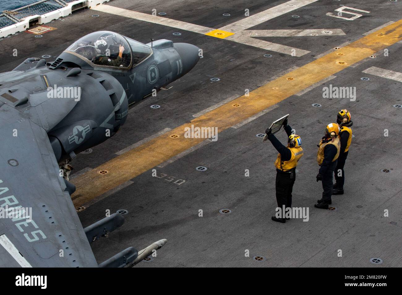 221205-N-HK187-1072 OCÉAN ATLANTIQUE (le 6 décembre 2022) des marins affectés au navire d'assaut amphibie de classe Wasp USS Kearsarge (LHD 3) présentent un panneau fourre-tout à un pilote AV-8B Harrier, attaché à l'escadron d'attaque maritime 231, sur le pont de vol de l'USS Kearsarge le 6 décembre 2022. Kearsarge est en cours de réalisation dans l'océan Atlantique des essais du LCAC 100 et des qualifications de vol. (É.-U. Photo de la marine par le Spécialiste des communications de masse 2nd classe Mark O. Klimenko) Banque D'Images