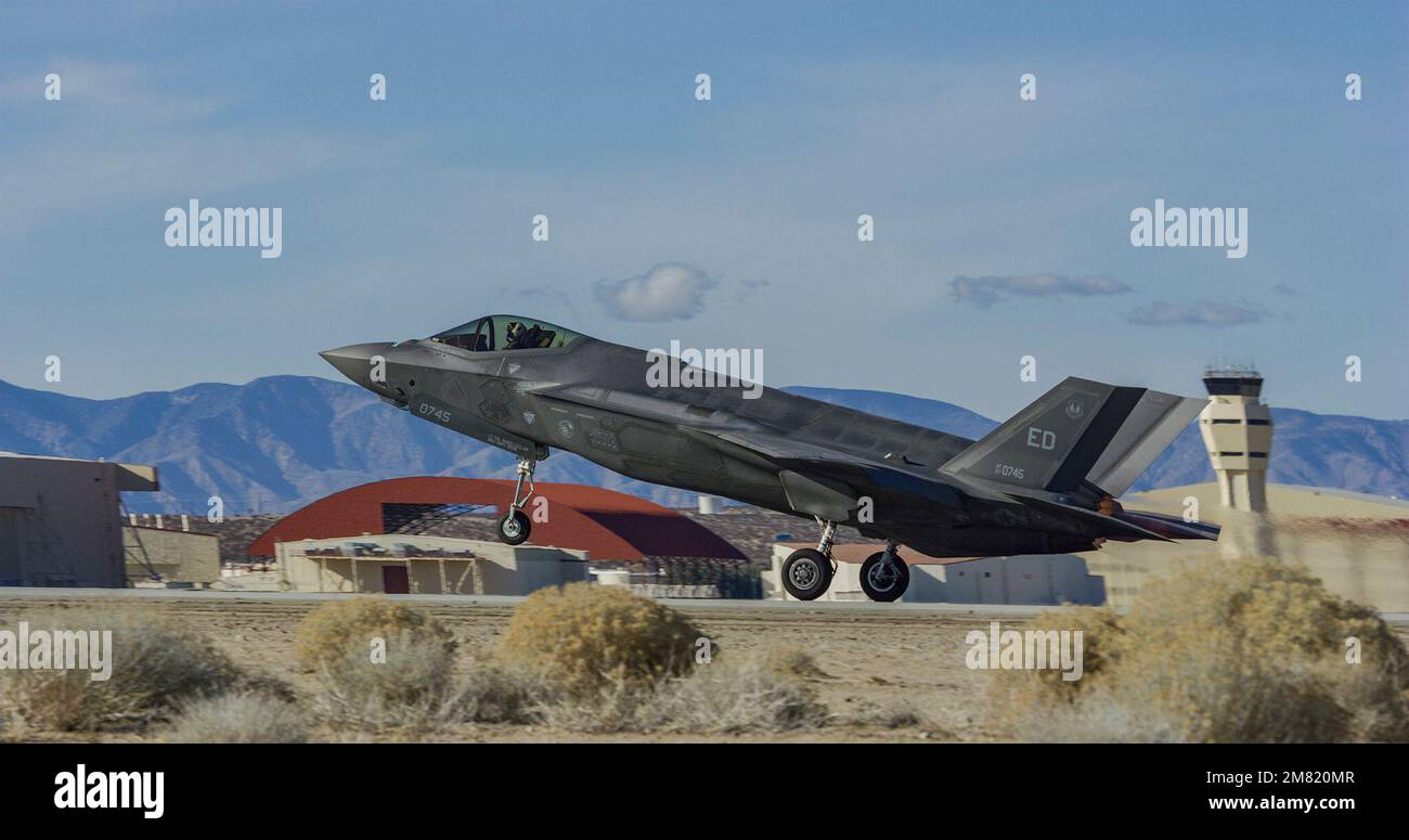 Un F-35A part de la base aérienne Edwards, en Californie, sur 6 janvier 2023. Une équipe d'essais de développement du 461st Flight Test Squadron a effectué le premier vol d'un F-35 en configuration Technology Refresh 3 (TR-3) à la base. Le vol de 50 minutes, qui a conduit le jet à 35 000 pieds à des vitesses tout juste timides de la vitesse du son au-dessus du désert de Mojave, a marqué le début d'une vaste campagne d'essais en vol. Le TR-3 fournit la puissance de calcul nécessaire pour prendre en charge les capacités de Block 4 modernisées. Le Bureau du programme conjoint F-35 est le point focal du ministère de la Défense pour la 5th-generatio Banque D'Images