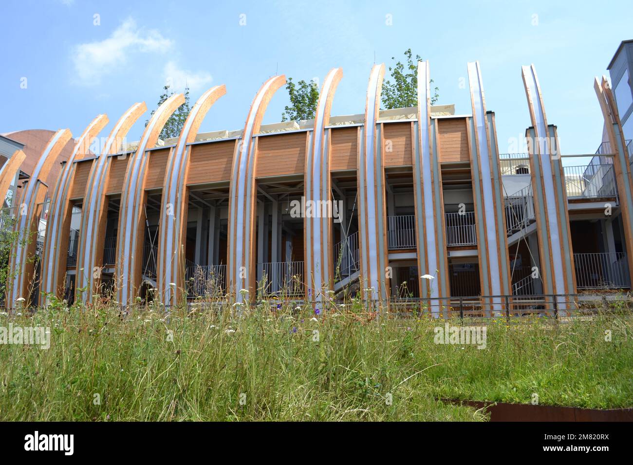 Le canon à vin en bois a façonné le pavillon hongrois de l'EXPO Milano 2015, vu de la pelouse extérieure en herbe verte du pavillon britannique. Banque D'Images