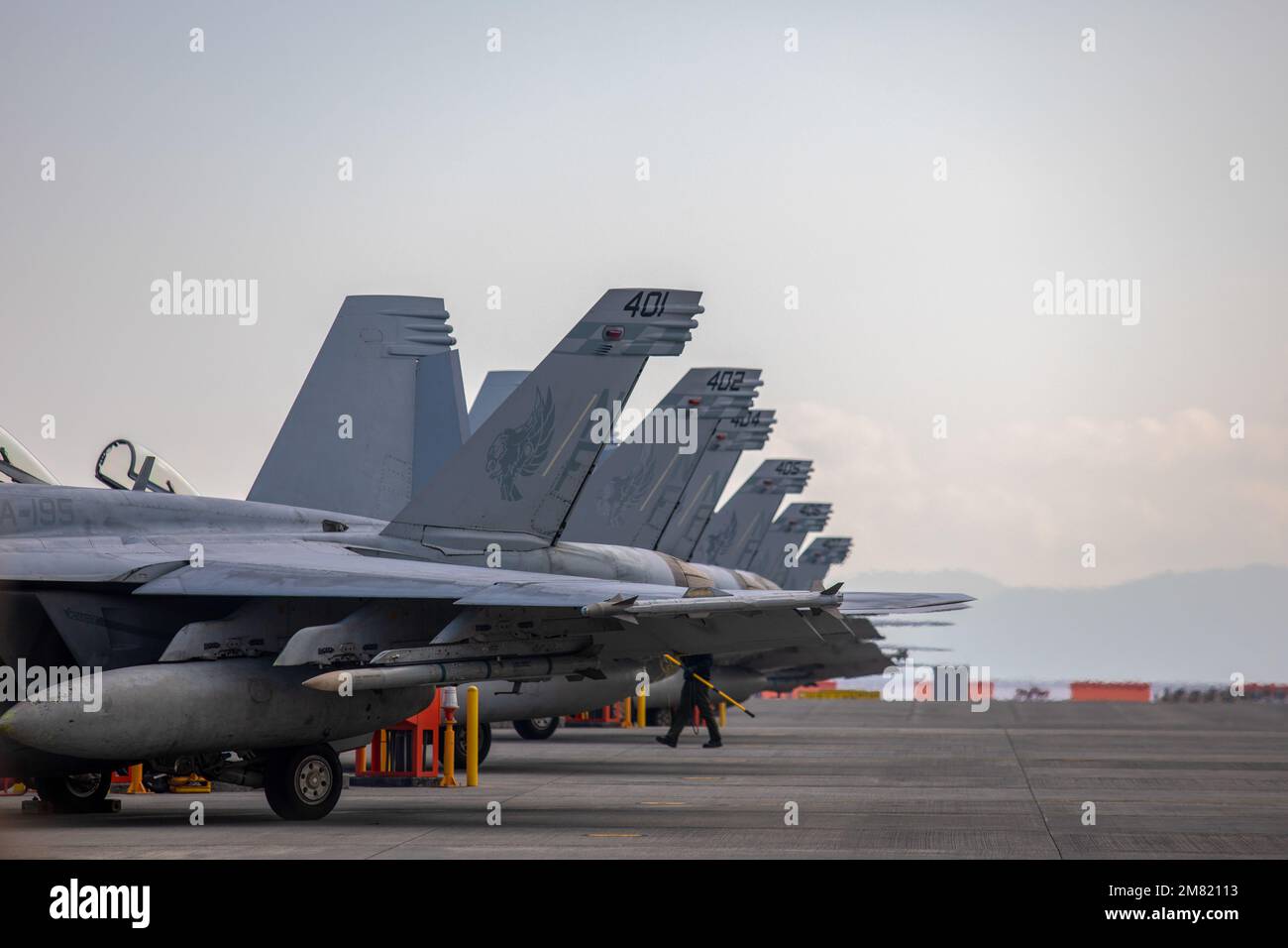 ÉTATS-UNIS Les pilotes de la Marine avec Carrier Air Wing (CVW) 5, retournent à la station aérienne du corps des Marines Iwakuni, Japon, le 9 décembre 2022. Le retour de CVW-5 a marqué l’achèvement de leur plus récent déploiement à bord de l’USS Ronald Reagan (CVN-76), où ils ont projeté la puissance aérienne en faveur d’une Indo-Pacific libre et ouverte. (É.-U. Photo du corps marin par le Cpl. Calah Thompson) Banque D'Images