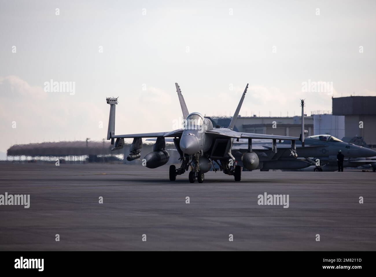 ÉTATS-UNIS Les pilotes de la Marine avec Carrier Air Wing (CVW) 5, retournent à la station aérienne du corps des Marines Iwakuni, Japon, le 9 décembre 2022. Le retour de CVW-5 a marqué l’achèvement de leur plus récent déploiement à bord de l’USS Ronald Reagan (CVN-76), où ils ont projeté la puissance aérienne en faveur d’une Indo-Pacific libre et ouverte. (É.-U. Photo du corps marin par le Cpl. Calah Thompson) Banque D'Images