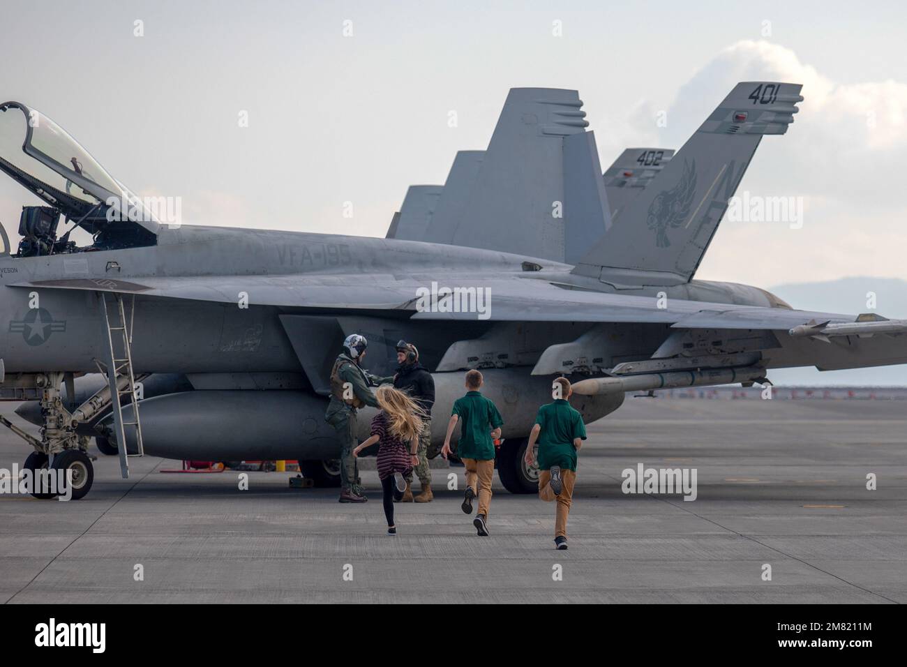 ÉTATS-UNIS Les pilotes de la Marine avec Carrier Air Wing (CVW) 5, retournent à la station aérienne du corps des Marines Iwakuni, Japon, le 9 décembre 2022. Le retour de CVW-5 a marqué l’achèvement de leur plus récent déploiement à bord de l’USS Ronald Reagan (CVN-76), où ils ont projeté la puissance aérienne en faveur d’une Indo-Pacific libre et ouverte. (É.-U. Photo du corps marin par le Cpl. Calah Thompson) Banque D'Images