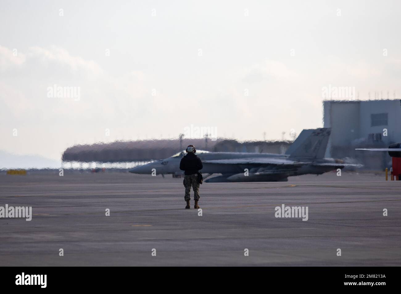 ÉTATS-UNIS Les pilotes de la Marine avec Carrier Air Wing (CVW) 5, retournent à la station aérienne du corps des Marines Iwakuni, Japon, le 9 décembre 2022. Le retour de CVW-5 a marqué l’achèvement de leur plus récent déploiement à bord de l’USS Ronald Reagan (CVN-76), où ils ont projeté la puissance aérienne en faveur d’une Indo-Pacific libre et ouverte. (É.-U. Photo du corps marin par le Cpl. Calah Thompson) Banque D'Images
