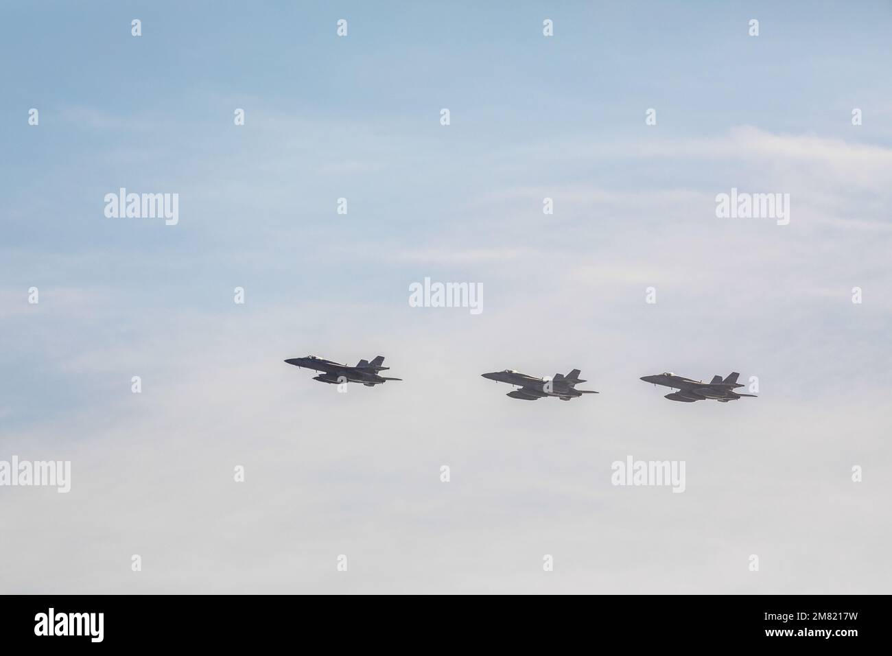 ÉTATS-UNIS Les pilotes de la Marine avec Carrier Air Wing (CVW) 5, retournent à la station aérienne du corps des Marines Iwakuni, Japon, le 9 décembre 2022. Le retour de CVW-5 a marqué l’achèvement de leur plus récent déploiement à bord de l’USS Ronald Reagan (CVN-76), où ils ont projeté la puissance aérienne en faveur d’une Indo-Pacific libre et ouverte. (É.-U. Photo du corps marin par le Cpl. Calah Thompson) Banque D'Images