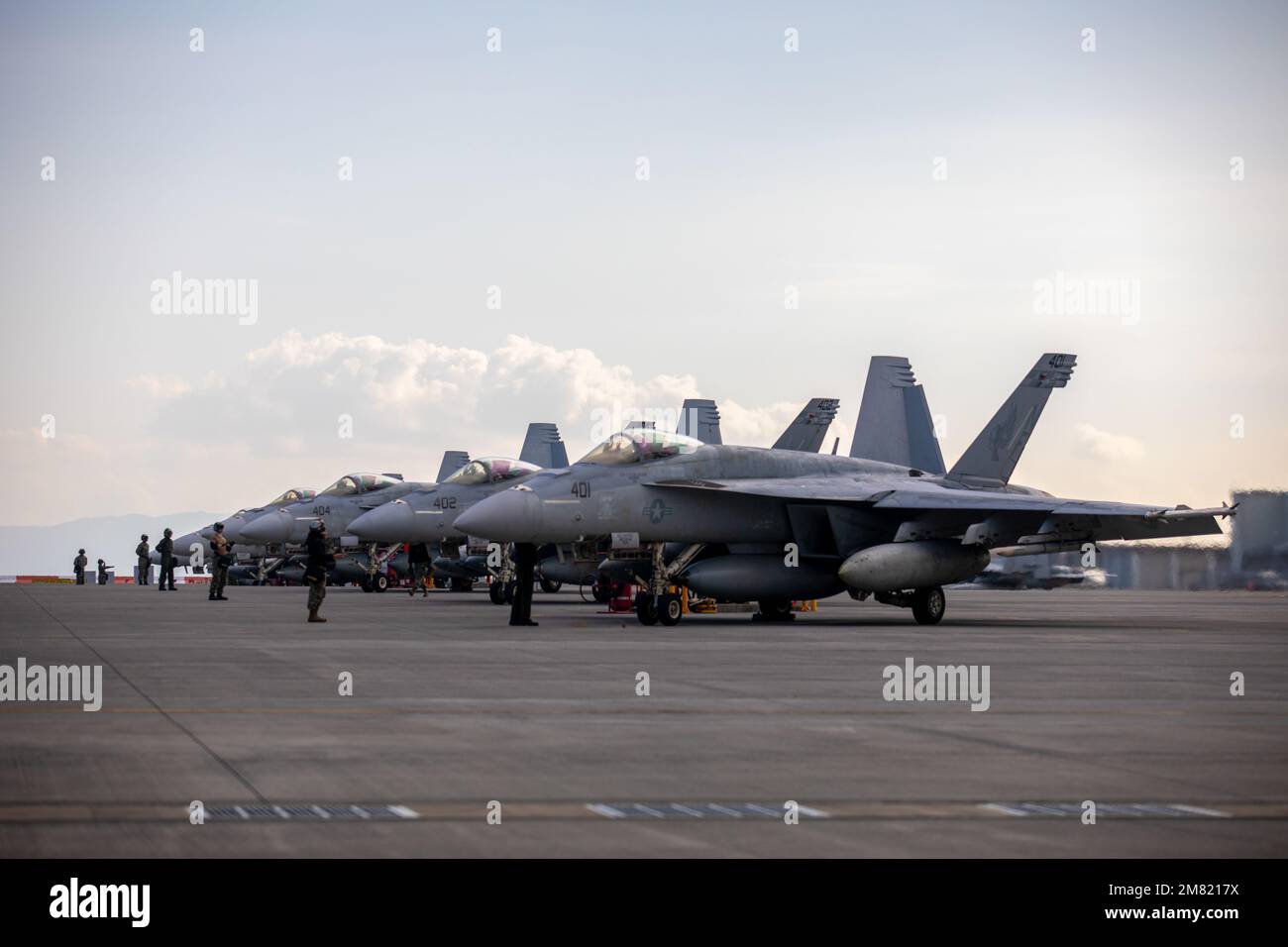 ÉTATS-UNIS Les pilotes de la Marine avec Carrier Air Wing (CVW) 5, retournent à la station aérienne du corps des Marines Iwakuni, Japon, le 9 décembre 2022. Le retour de CVW-5 a marqué l’achèvement de leur plus récent déploiement à bord de l’USS Ronald Reagan (CVN-76), où ils ont projeté la puissance aérienne en faveur d’une Indo-Pacific libre et ouverte. (É.-U. Photo du corps marin par le Cpl. Calah Thompson) Banque D'Images