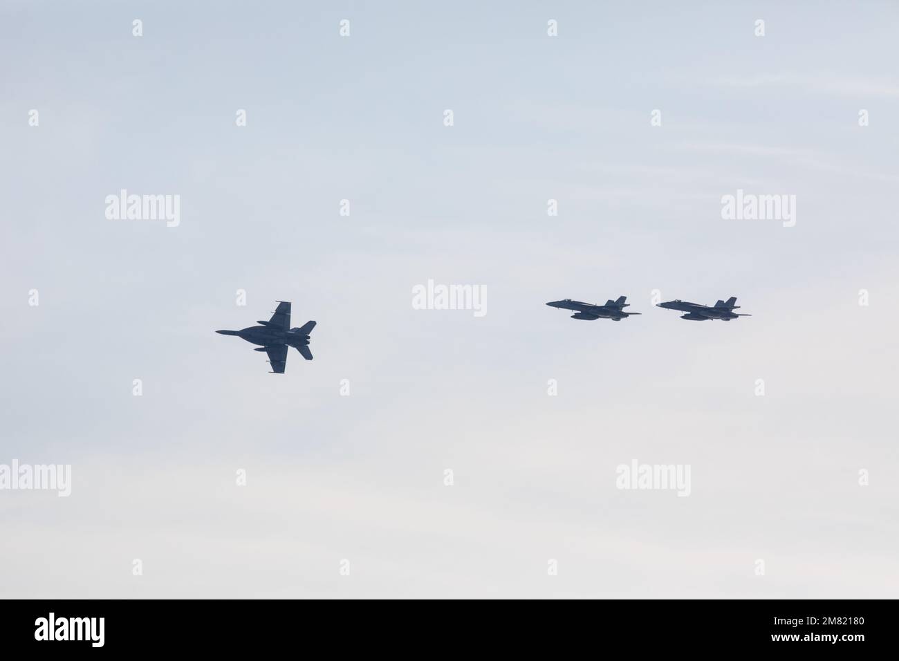 ÉTATS-UNIS Les pilotes de la Marine avec Carrier Air Wing (CVW) 5, retournent à la station aérienne du corps des Marines Iwakuni, Japon, le 9 décembre 2022. Le retour de CVW-5 a marqué l’achèvement de leur plus récent déploiement à bord de l’USS Ronald Reagan (CVN-76), où ils ont projeté la puissance aérienne en faveur d’une Indo-Pacific libre et ouverte. (É.-U. Photo du corps marin par le Cpl. Calah Thompson) Banque D'Images