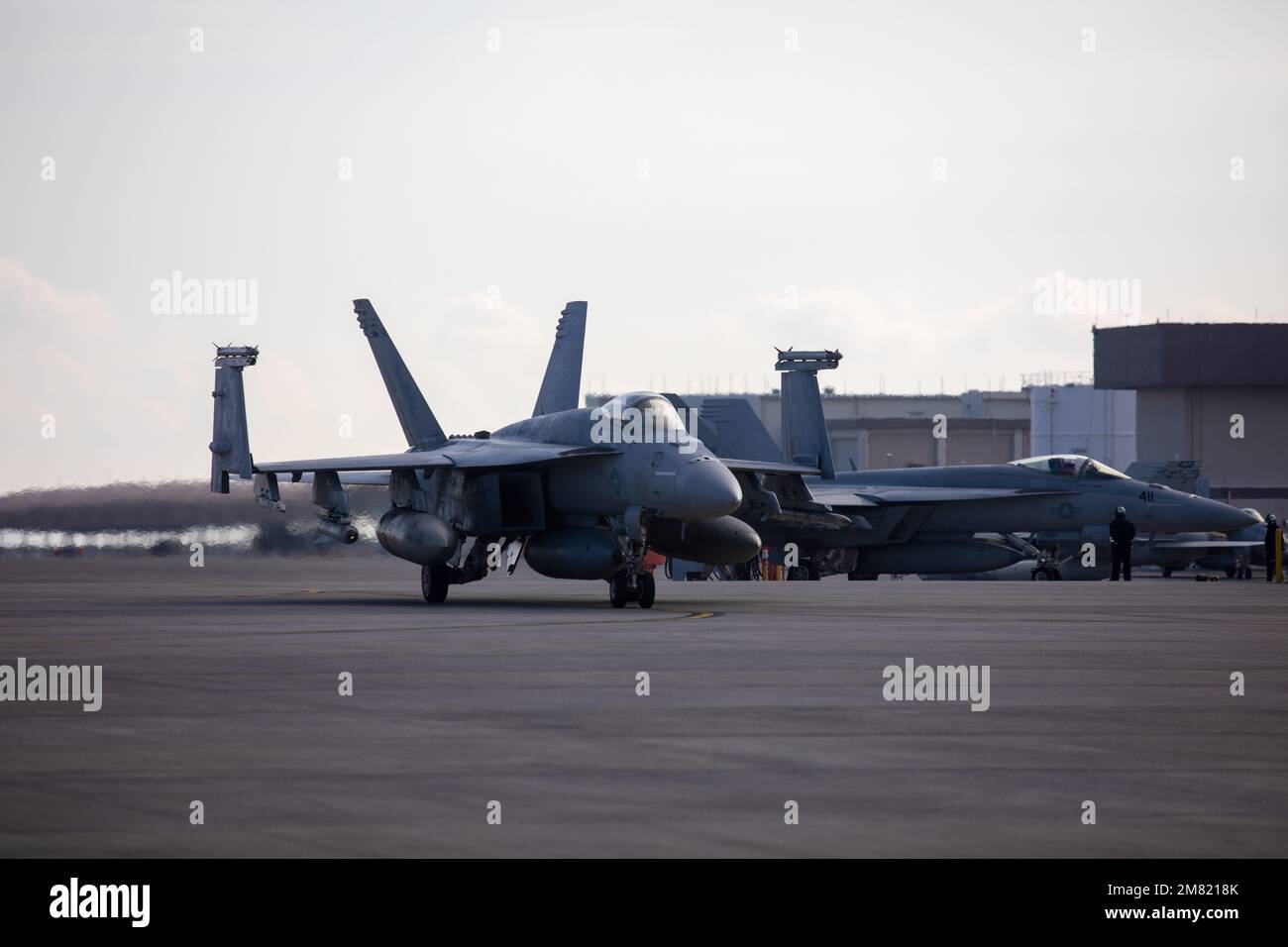 ÉTATS-UNIS Les pilotes de la Marine avec Carrier Air Wing (CVW) 5, retournent à la station aérienne du corps des Marines Iwakuni, Japon, le 9 décembre 2022. Le retour de CVW-5 a marqué l’achèvement de leur plus récent déploiement à bord de l’USS Ronald Reagan (CVN-76), où ils ont projeté la puissance aérienne en faveur d’une Indo-Pacific libre et ouverte. (É.-U. Photo du corps marin par le Cpl. Calah Thompson) Banque D'Images