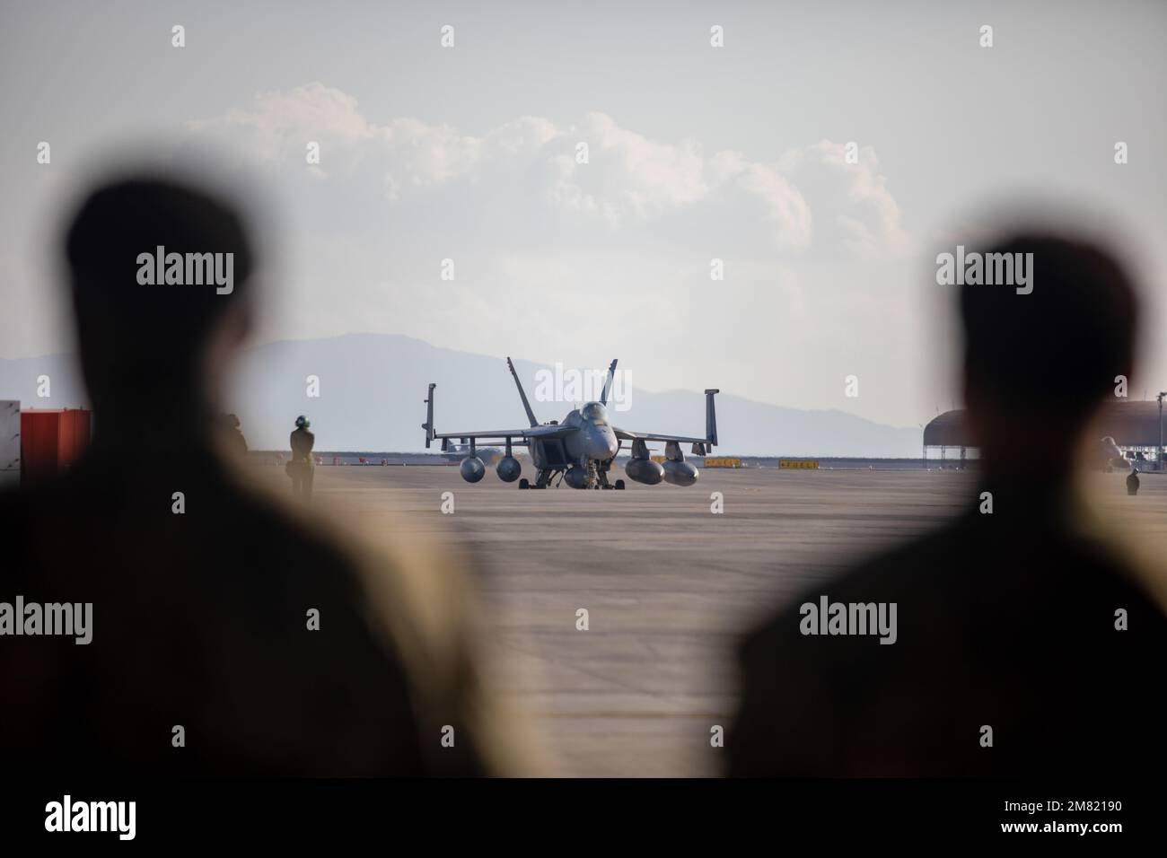 ÉTATS-UNIS Les pilotes de la Marine avec Carrier Air Wing (CVW) 5, retournent à la station aérienne du corps des Marines Iwakuni, Japon, le 9 décembre 2022. Le retour de CVW-5 a marqué l’achèvement de leur plus récent déploiement à bord de l’USS Ronald Reagan (CVN-76), où ils ont projeté la puissance aérienne en faveur d’une Indo-Pacific libre et ouverte. (É.-U. Photo du corps marin par le Cpl. Calah Thompson) Banque D'Images
