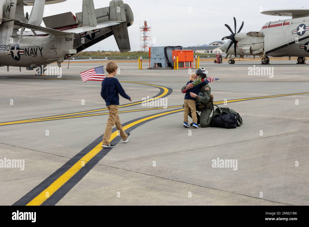 ÉTATS-UNIS Les pilotes de la Marine avec Carrier Air Wing (CVW) 5, retournent à la station aérienne du corps des Marines Iwakuni, Japon, le 9 décembre 2022. Le retour de CVW-5 a marqué l’achèvement de leur plus récent déploiement à bord de l’USS Ronald Reagan (CVN-76), où ils ont projeté la puissance aérienne en faveur d’une Indo-Pacific libre et ouverte. (É.-U. Photo du corps marin par le Cpl. Lance Kell) Banque D'Images